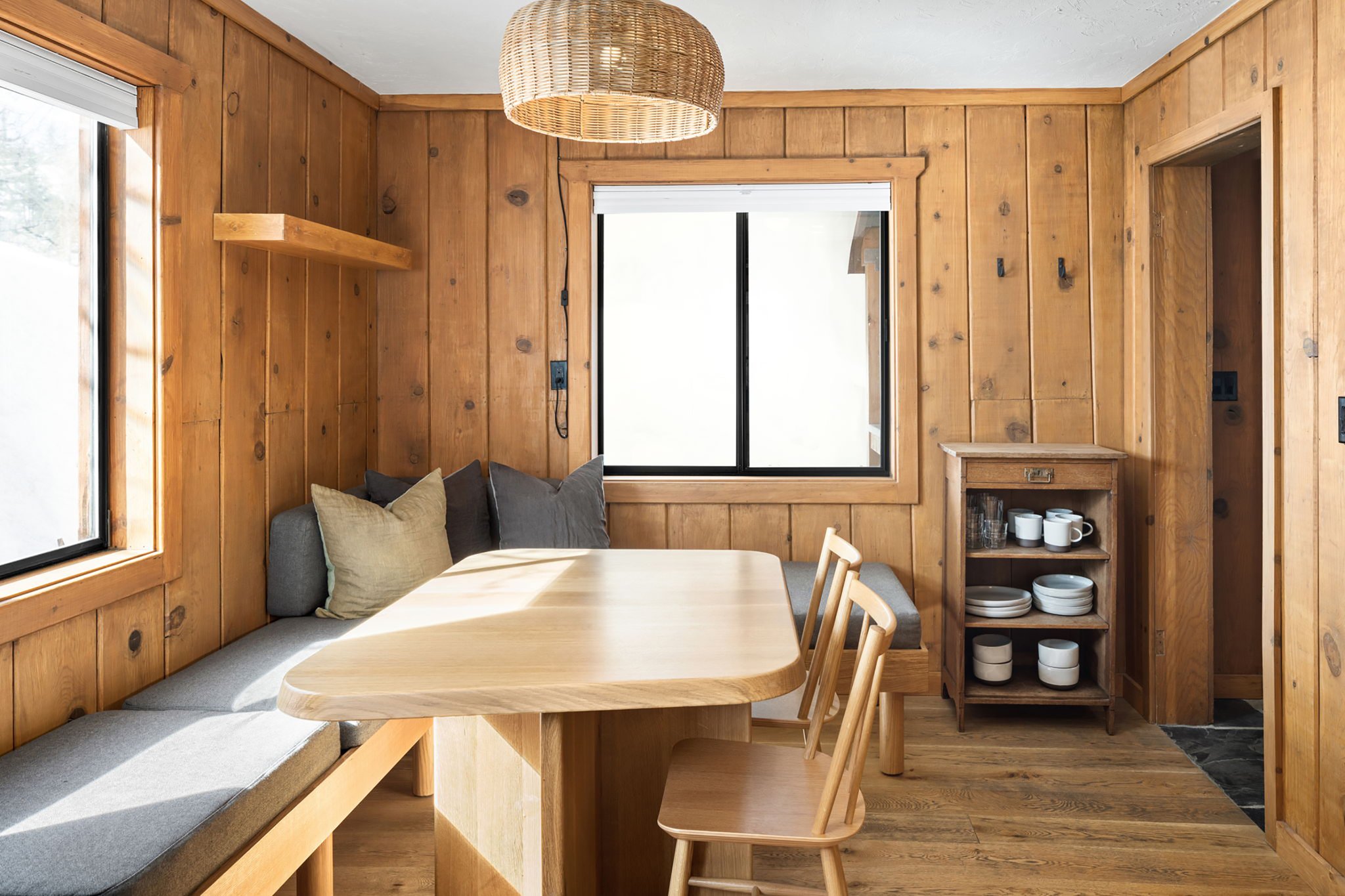 Silvertip_dining_room_S