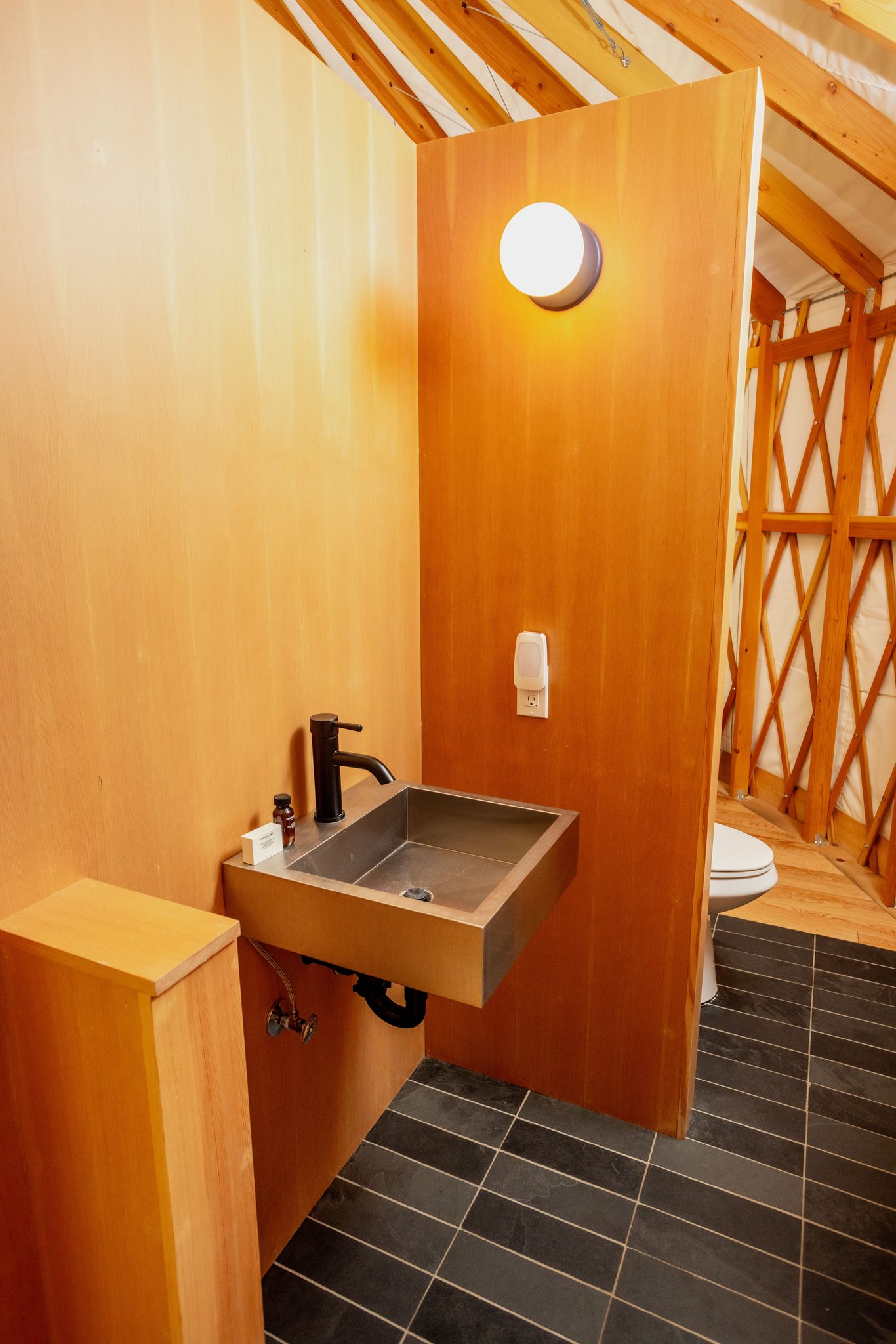 Yurt21_Sink_and_toilet_S