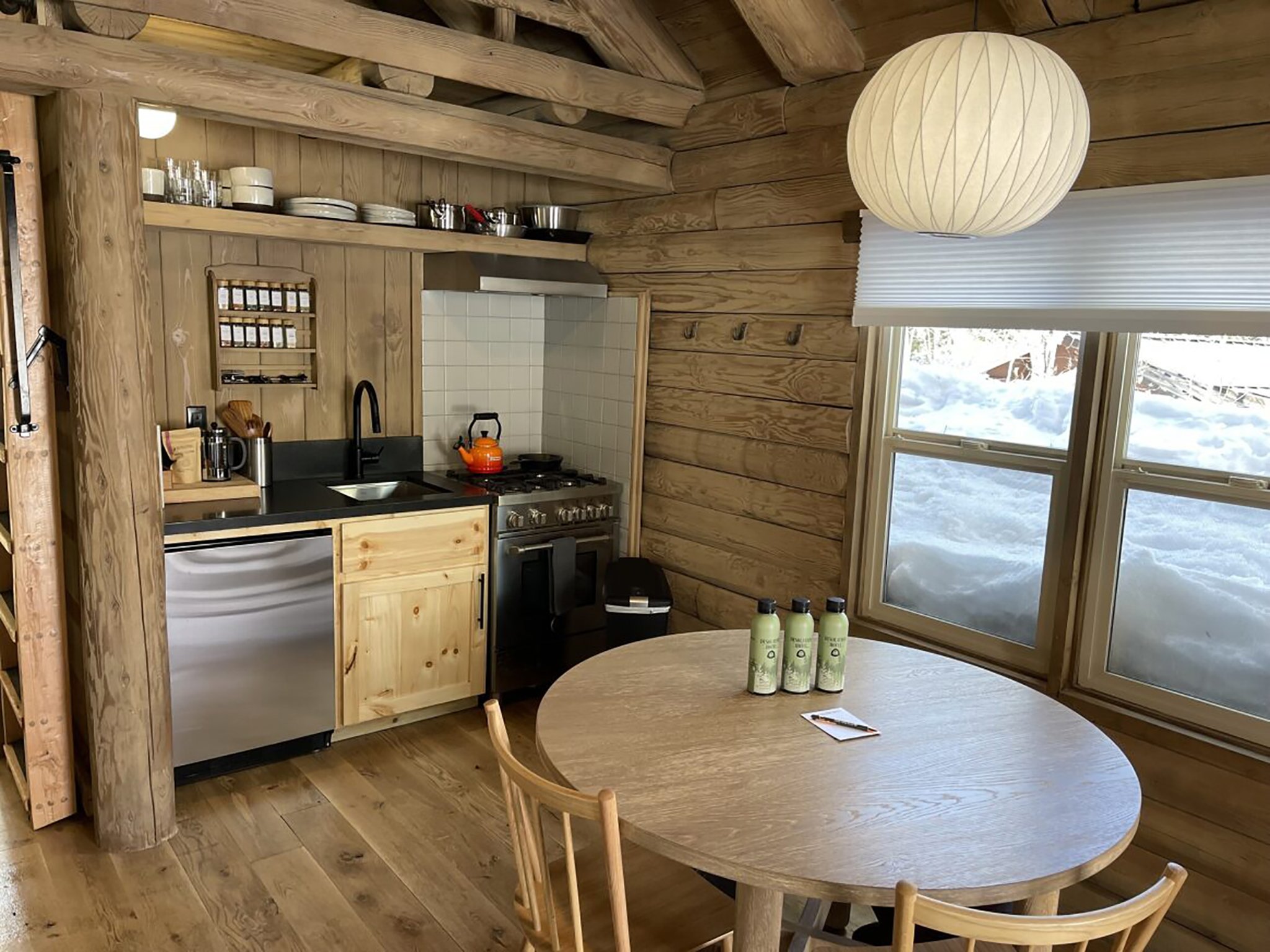 Snowshoe_Kitchen_dining_room_S
