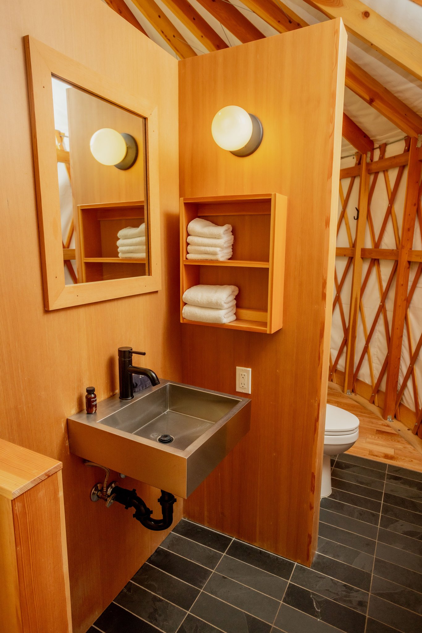 Yurt24_sink_and_toilet_S