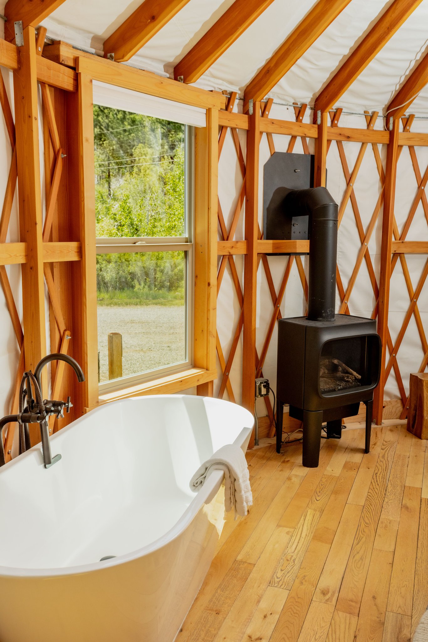 Yurt6_tub_and_fireplace_S