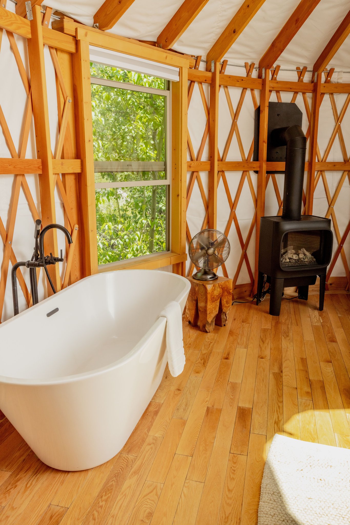 Yurt21_tub_and_fireplace_S