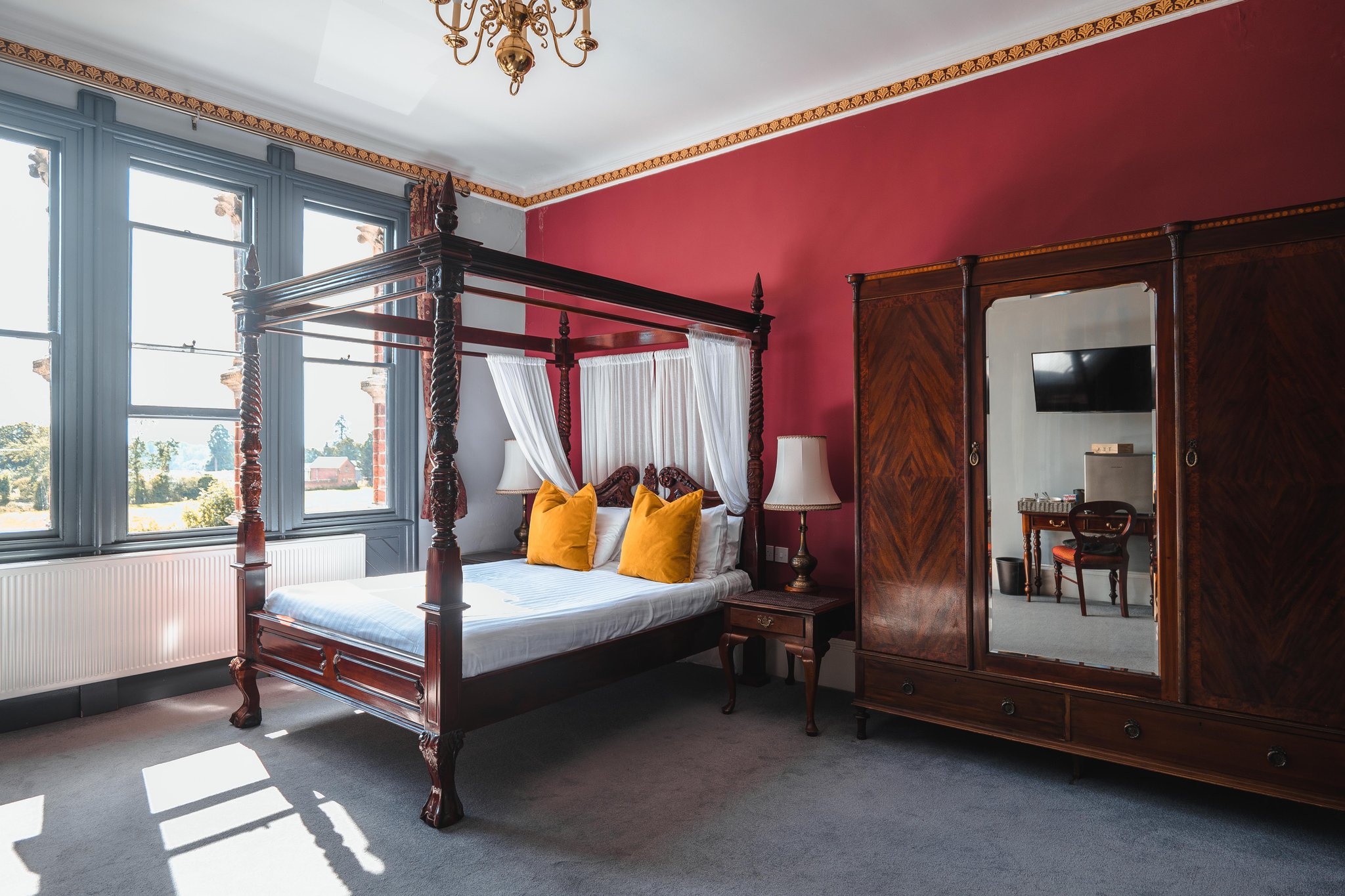 Four_Poster_Bed2_S