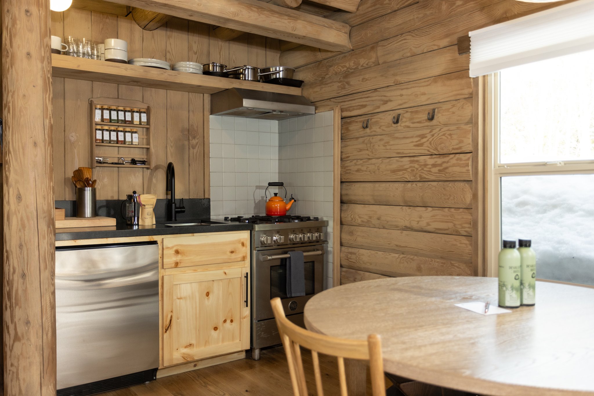 Snowshoe_Kitchen_dining2_S