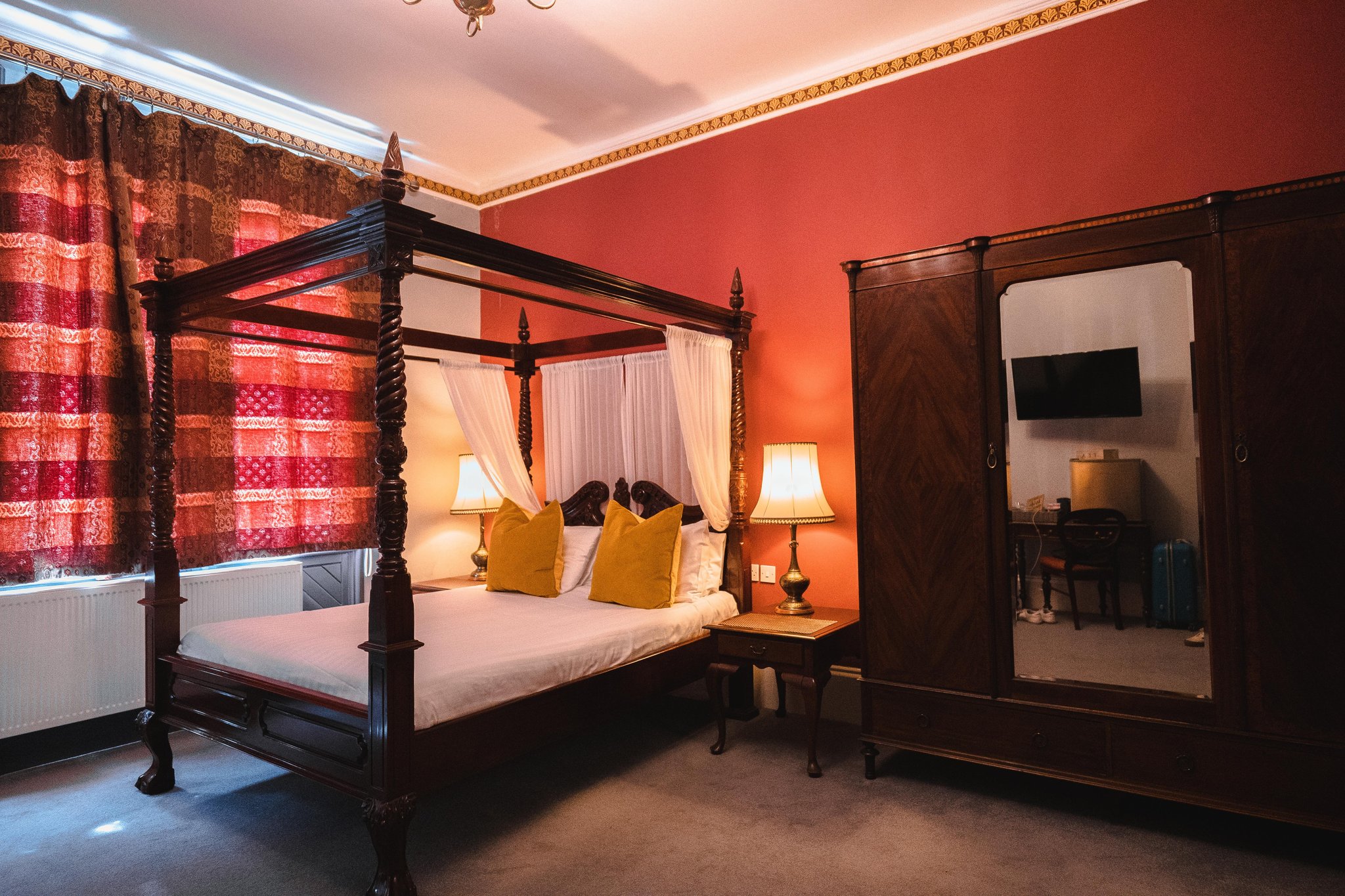 Four_Poster_Bed3_S