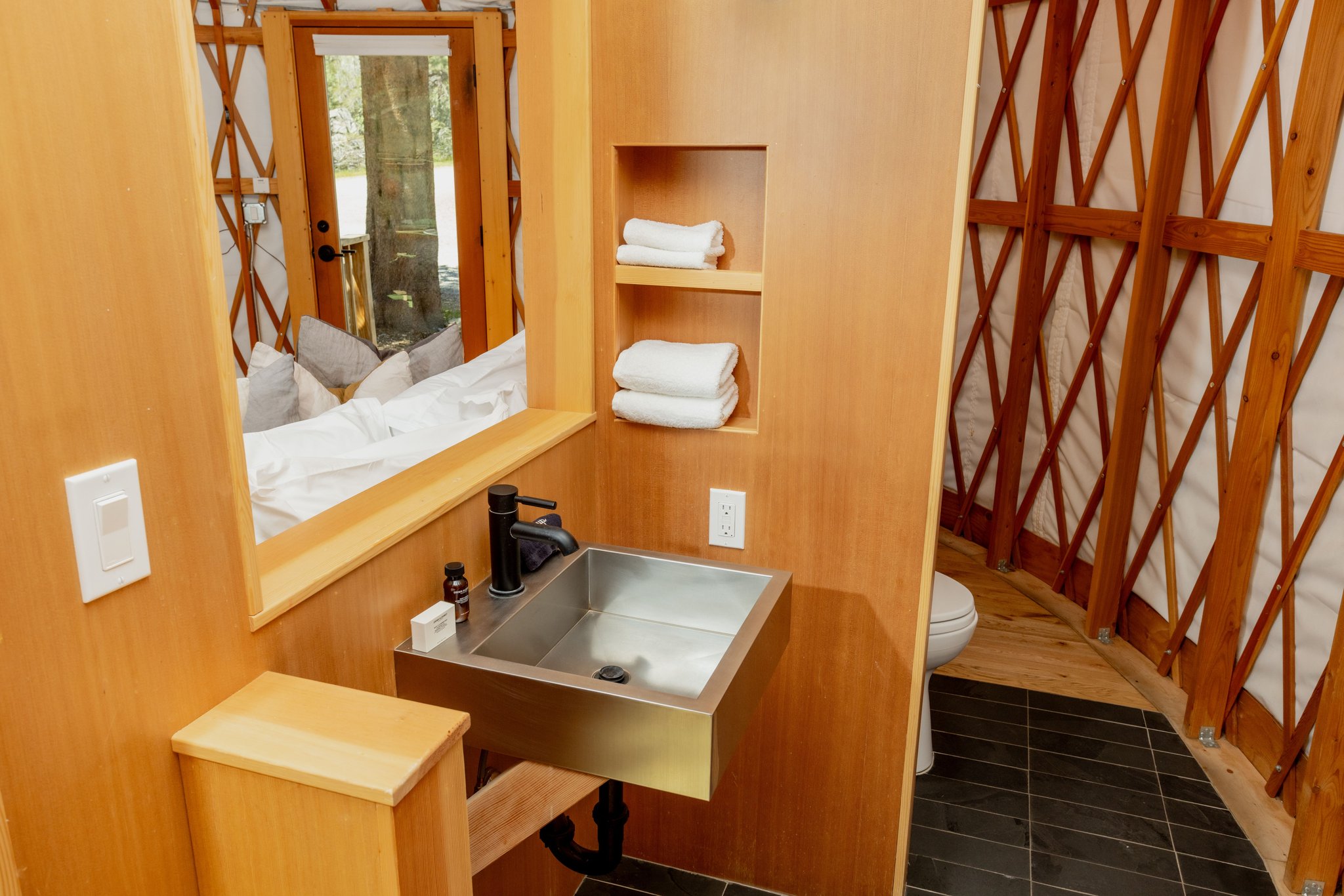 Yurt6_sink_with_toilet_S