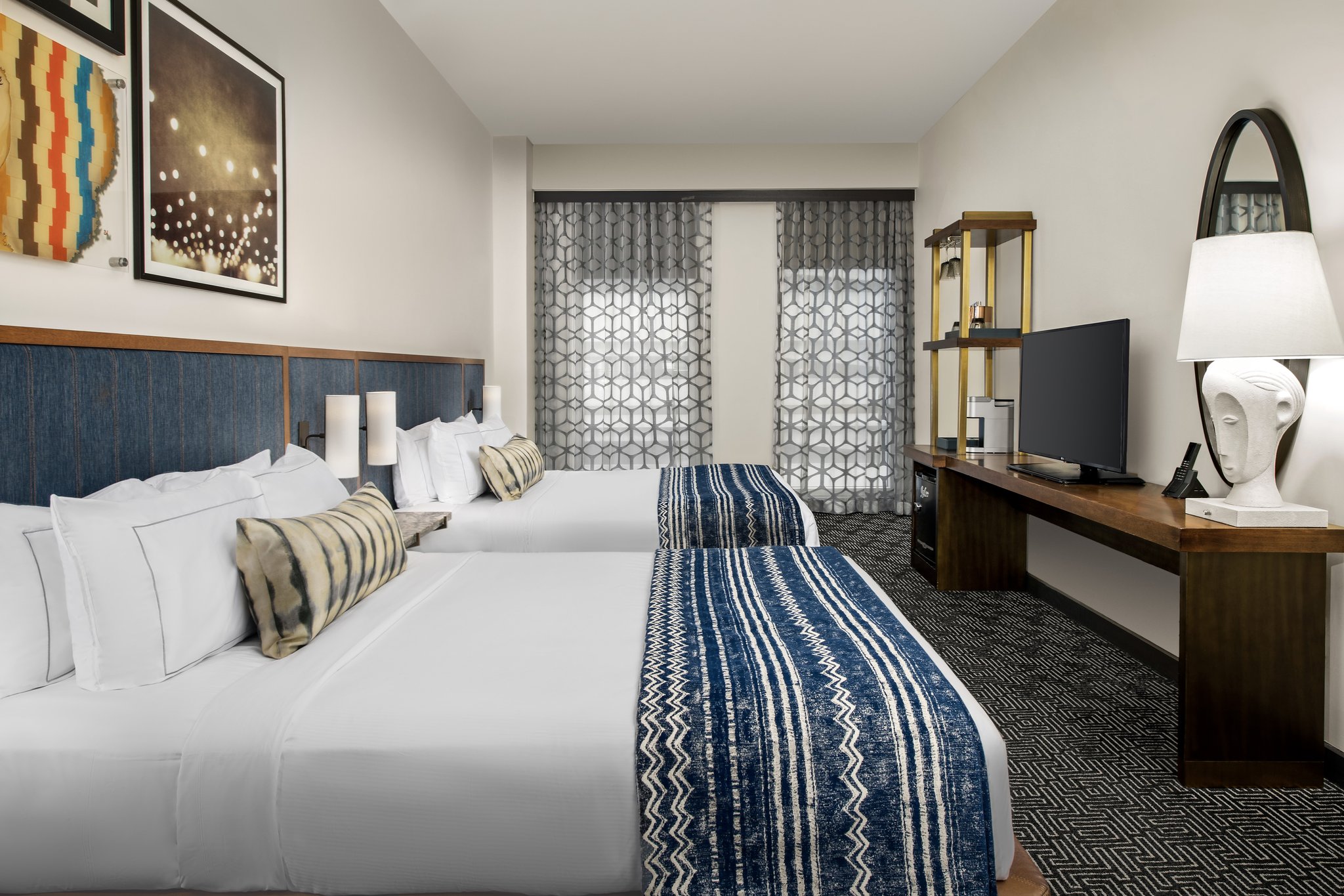 Two_Queen_beds-city_view-02_S