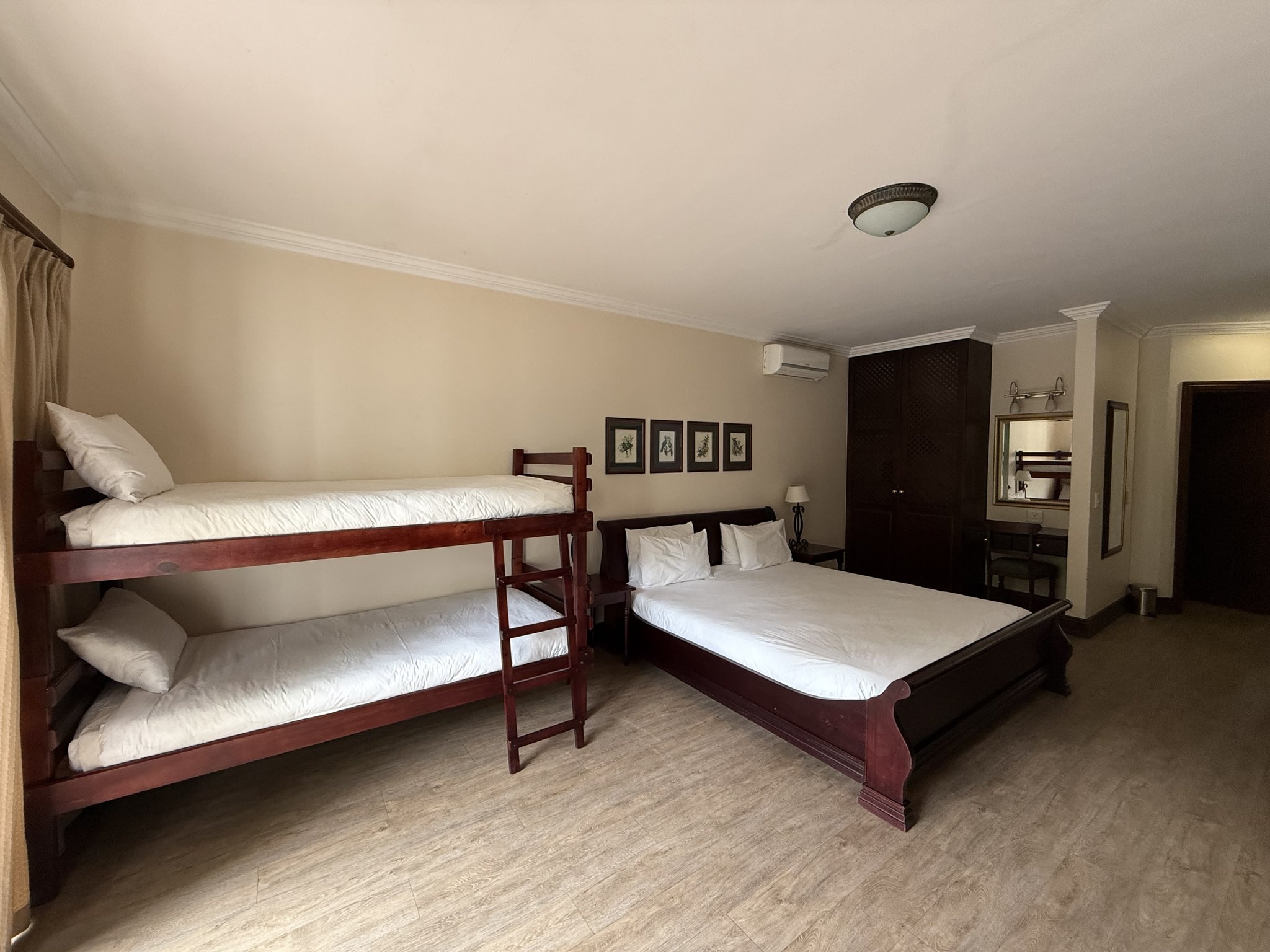 Deluxe_Family_Room-02_S