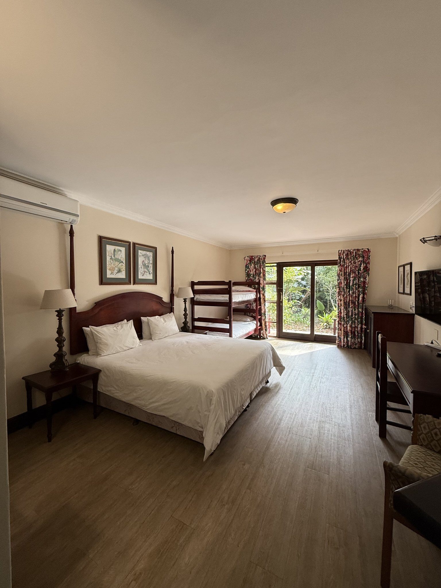 Deluxe_Family_Room-00_S