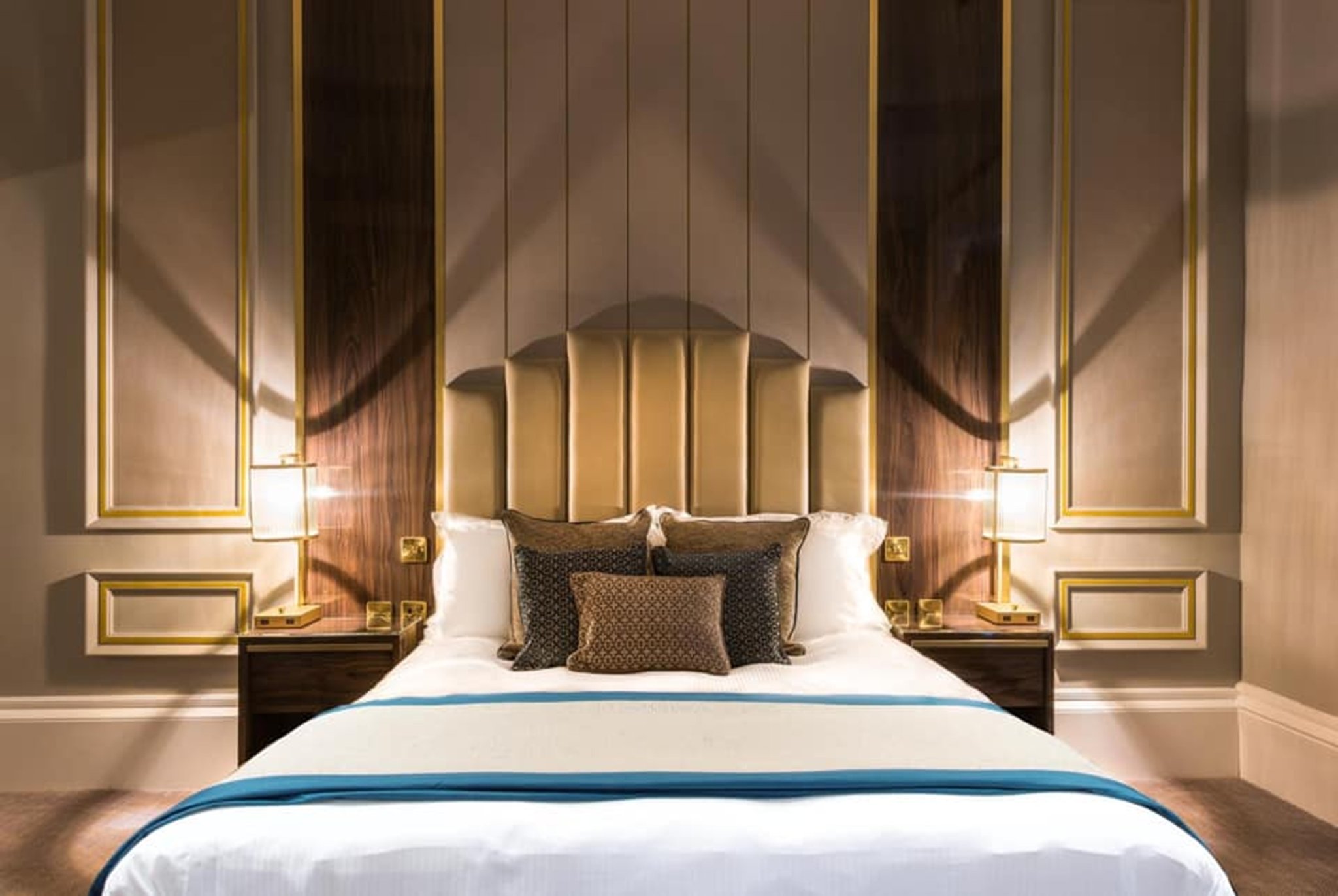 Luxury_Room_with_Bathroom_Bathtub3_S