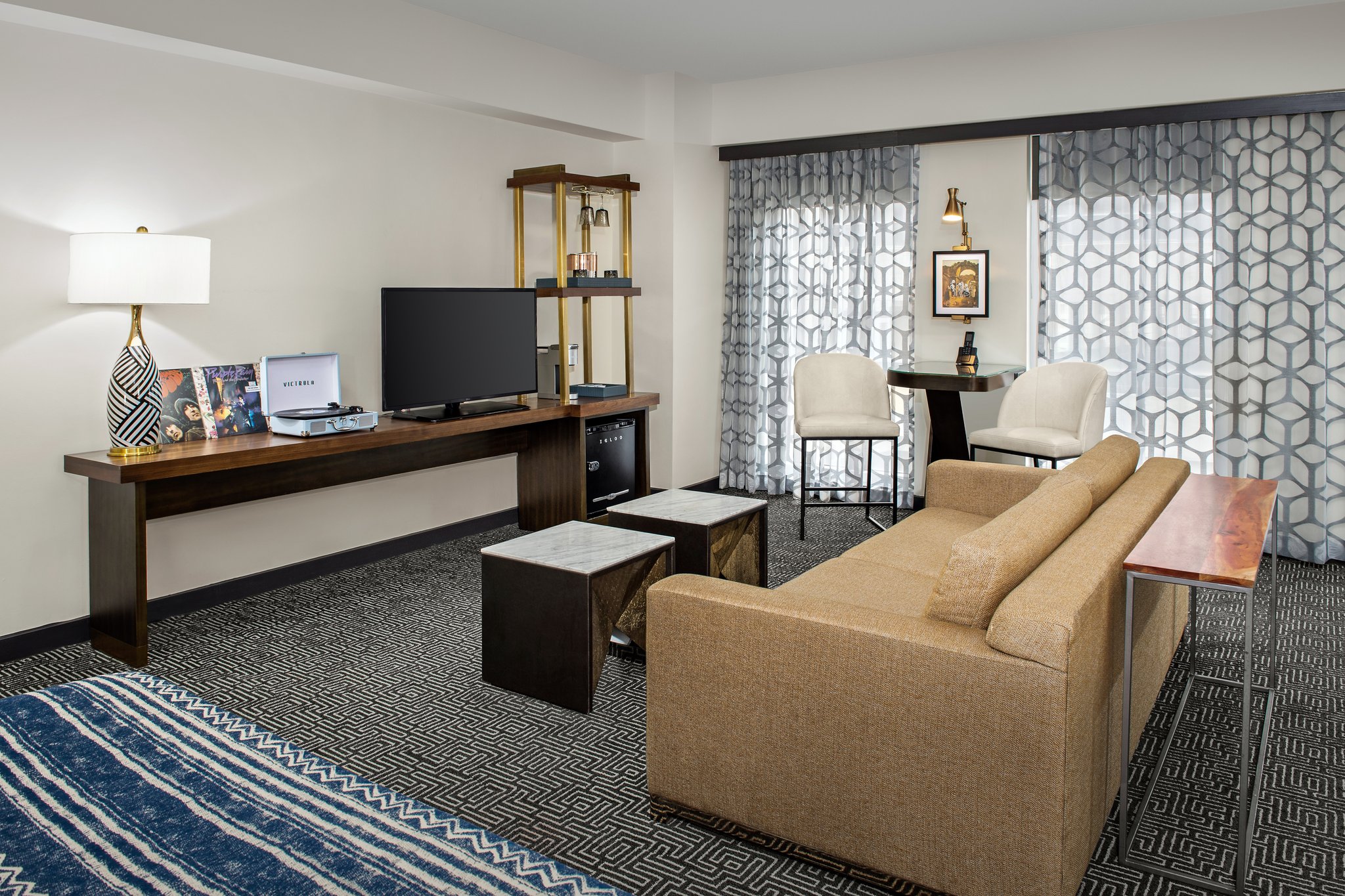 Junior_Suite-king_bed-05_S