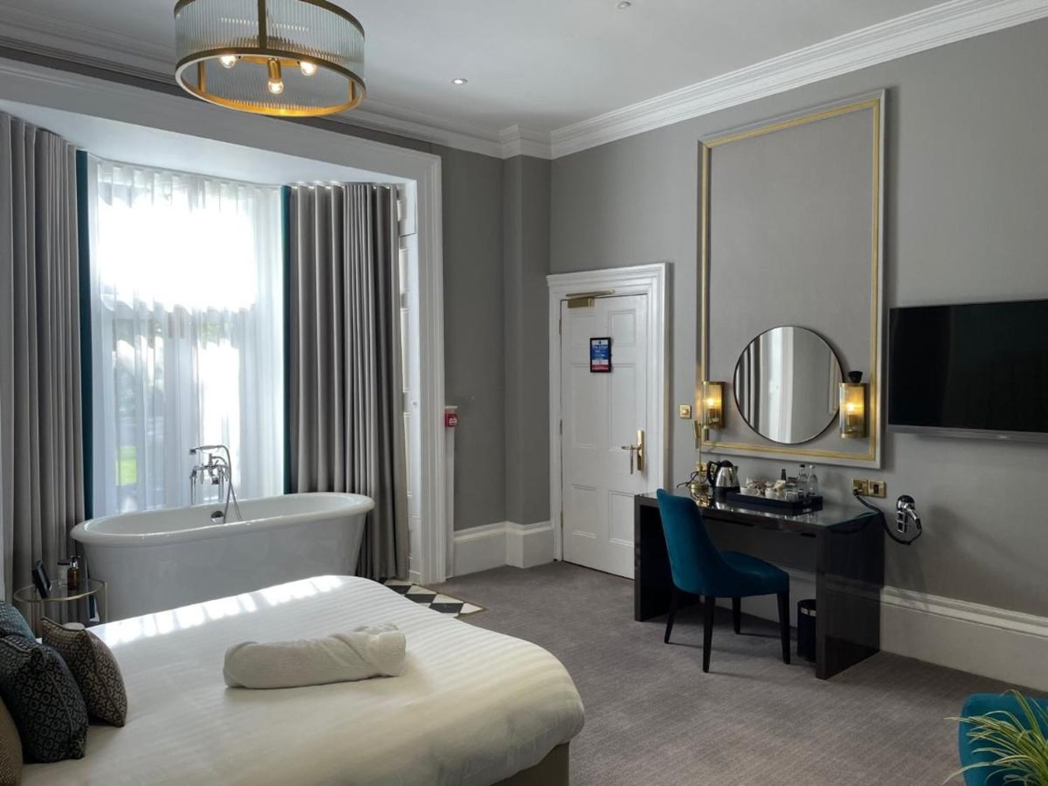 Luxury_Room_with_Bathtub2_S