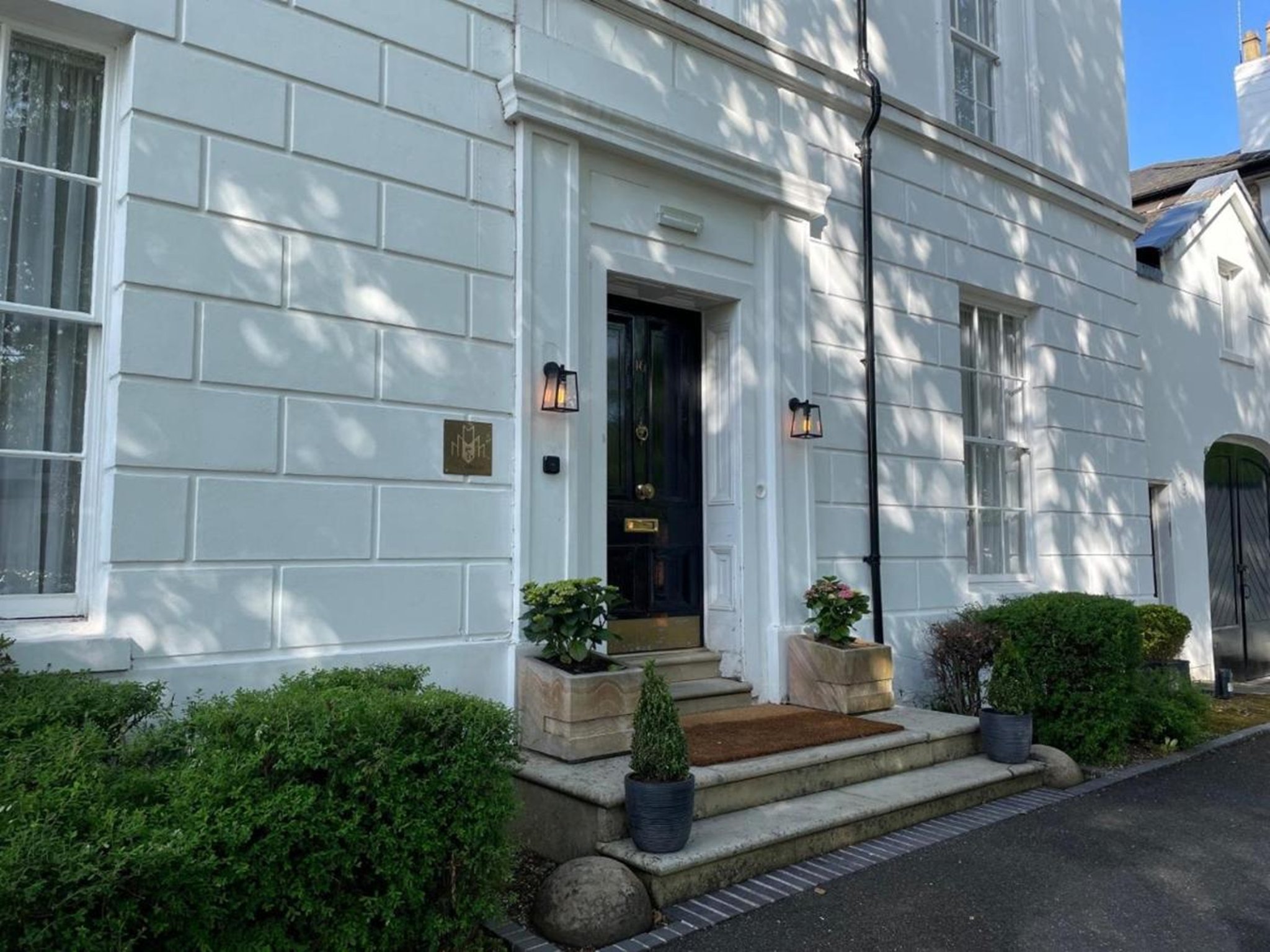 Hotel_Entrance_S