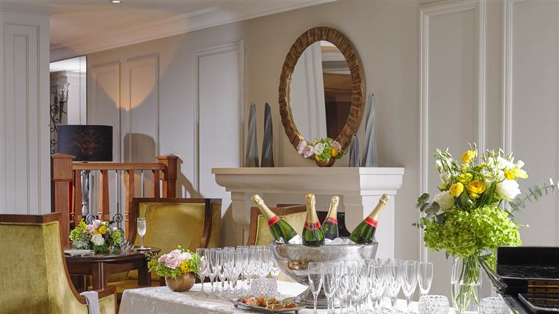 Weddings_Malone_Lodge_Hotel_-_Wedding_Reception_Champagne_01_2