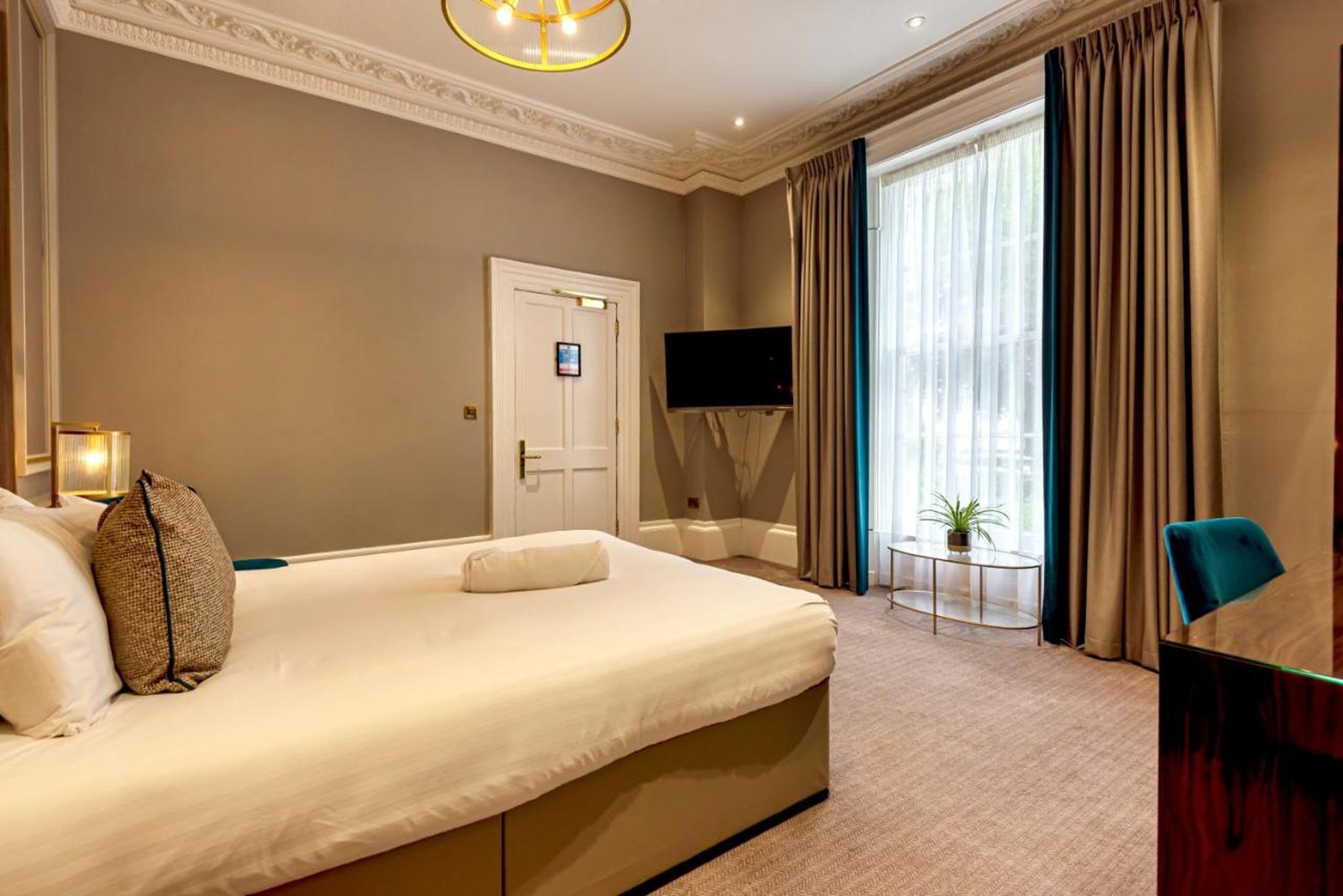 Luxury_Room_with_Bathroom_Bathtub2_S