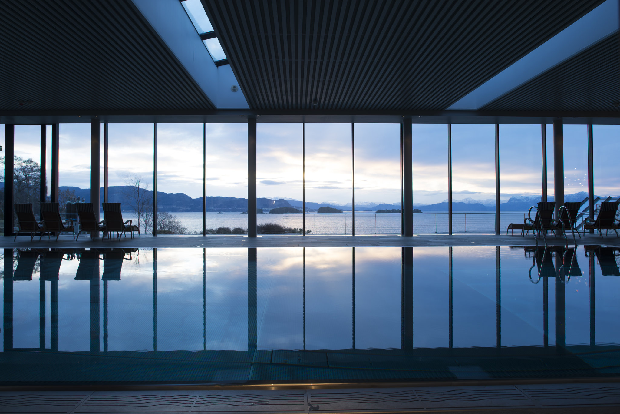 Main_pool_with_view_S