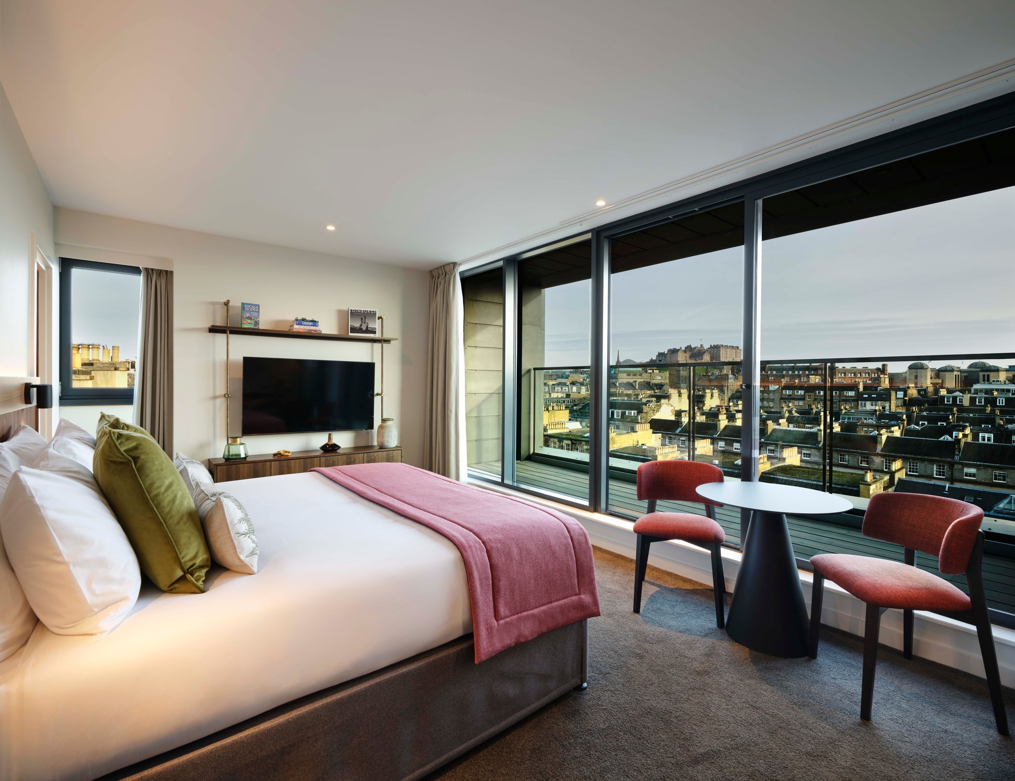RESIDENT-EDINBURGH-JUNIOR_SUITE-CASTLE-VIEW-PROMINENT_S