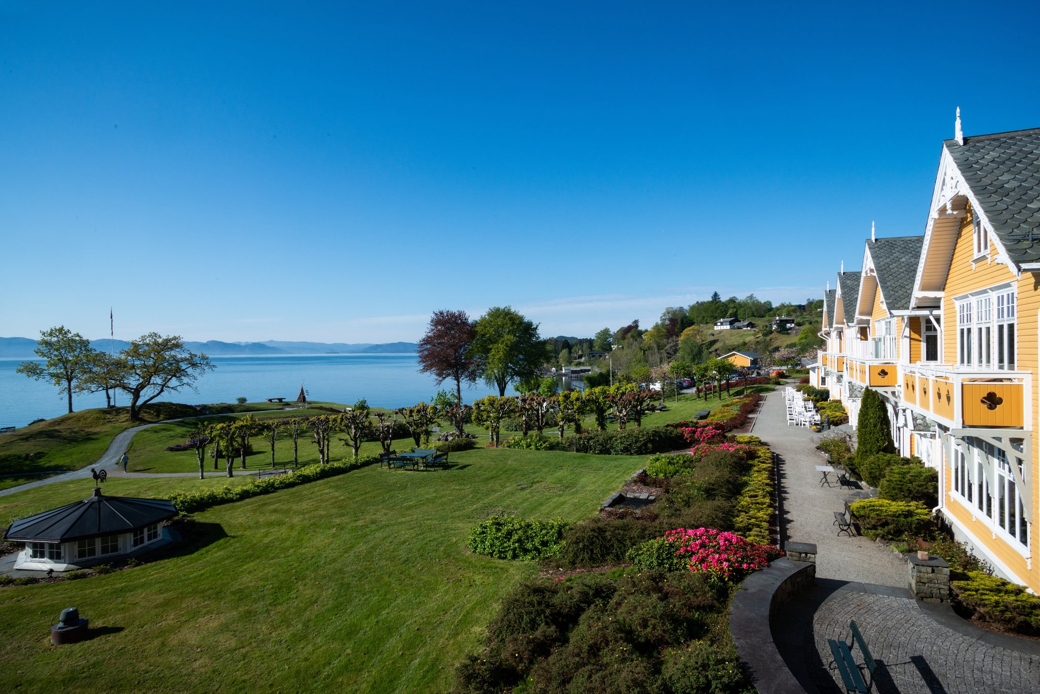 Hotel_with_garden_S