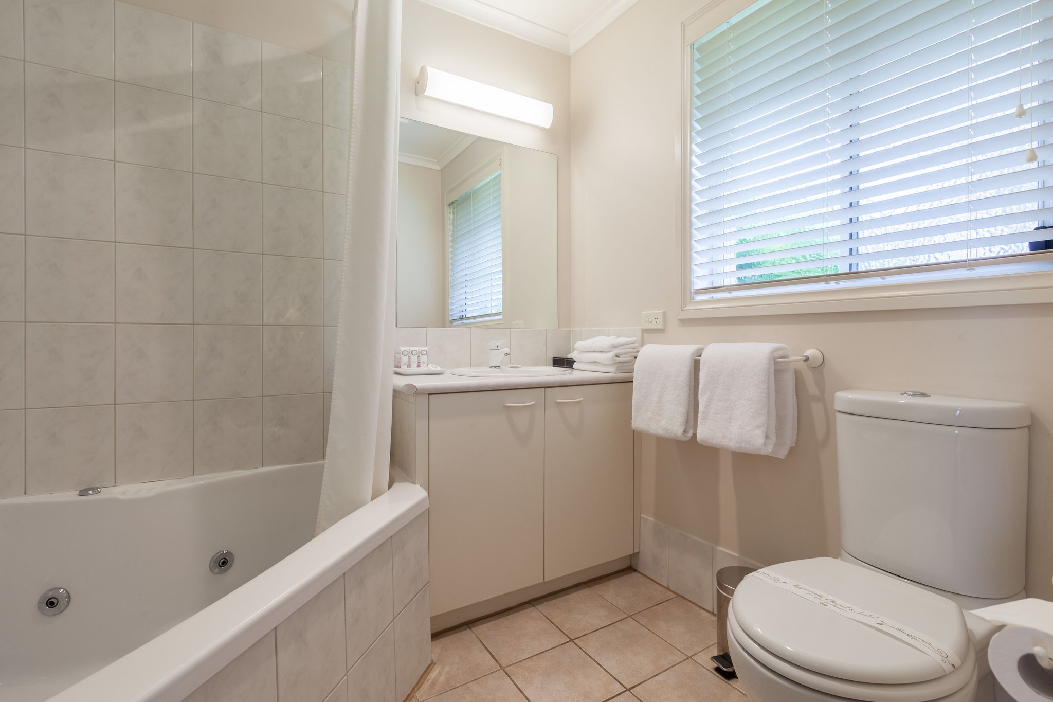 Queen_Spa_Bathroom_S