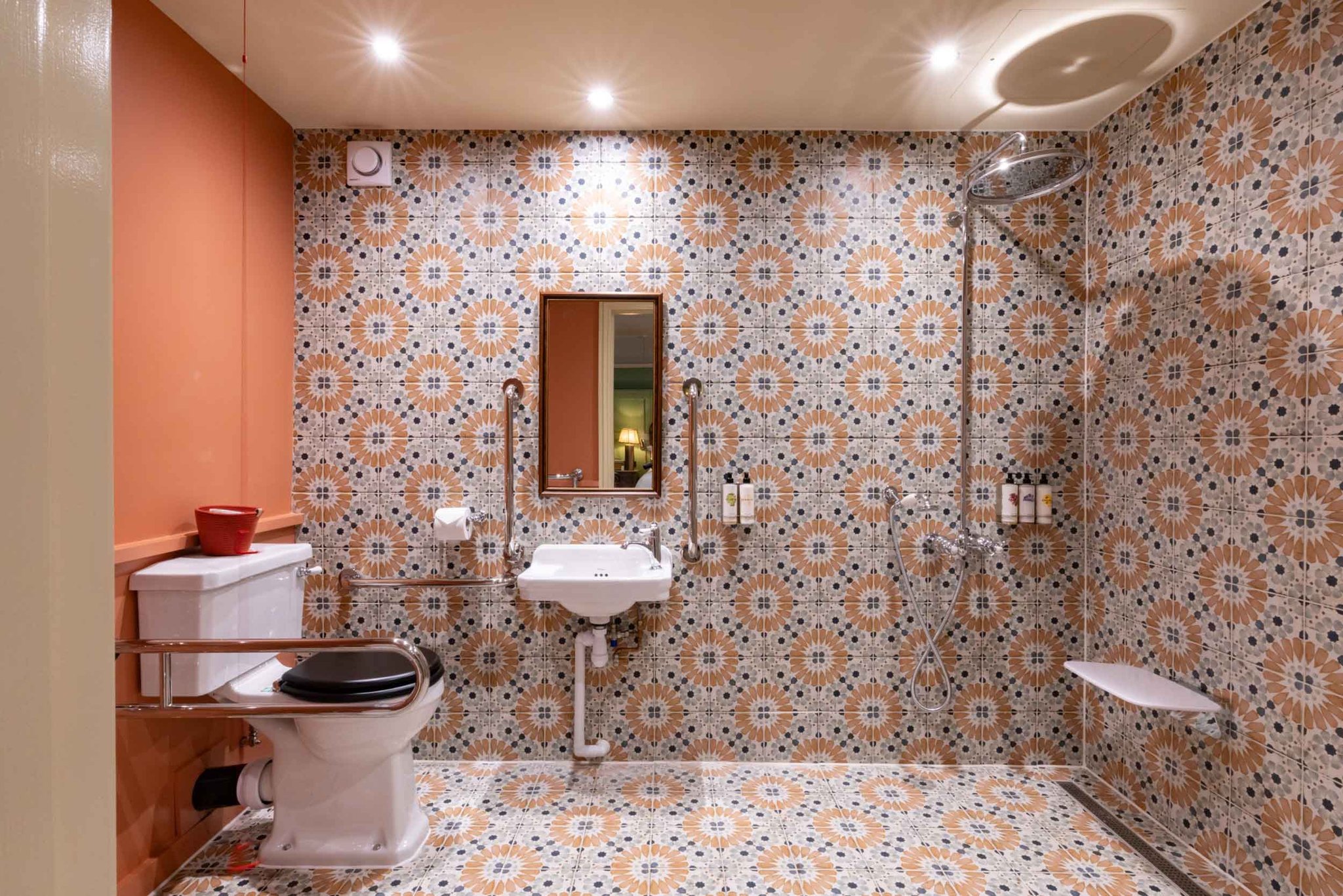 Accessible_bathroom_1_S