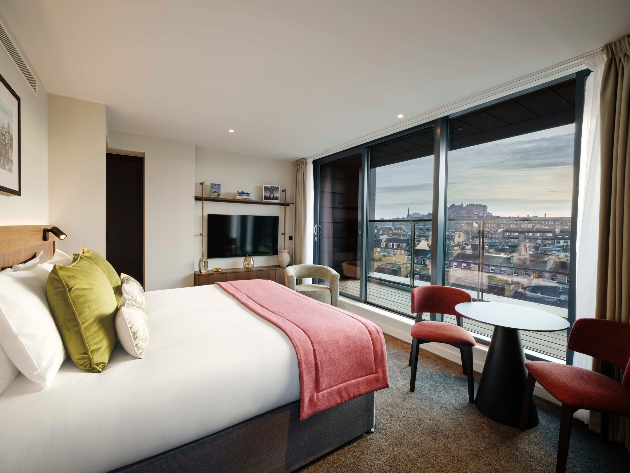 RESIDENT-EDINBURGH-JUNIOR_SUITE-CASTLE-VIEW-DAY_S