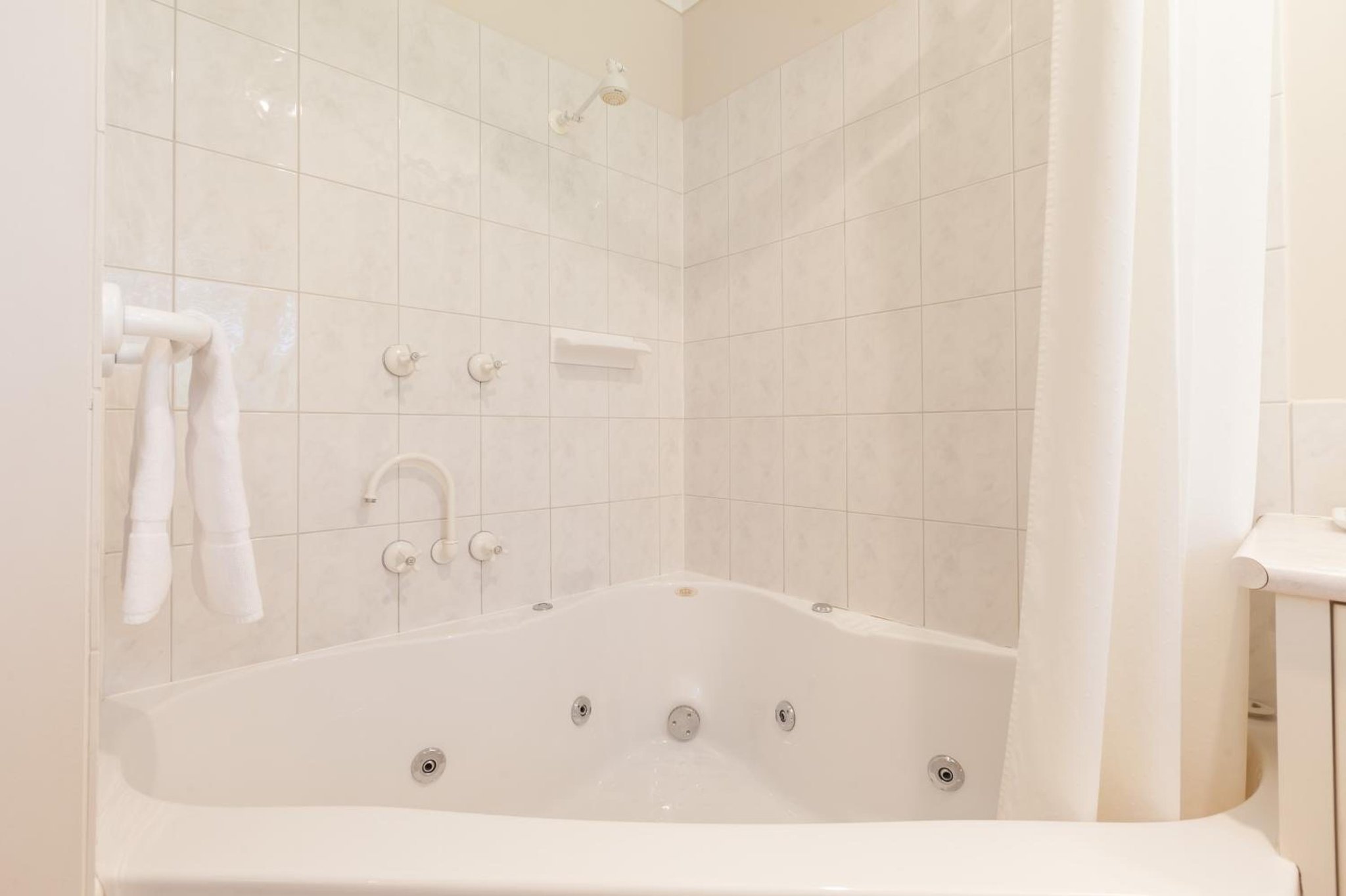 Queen_Spa_Bathroom_Bath_S
