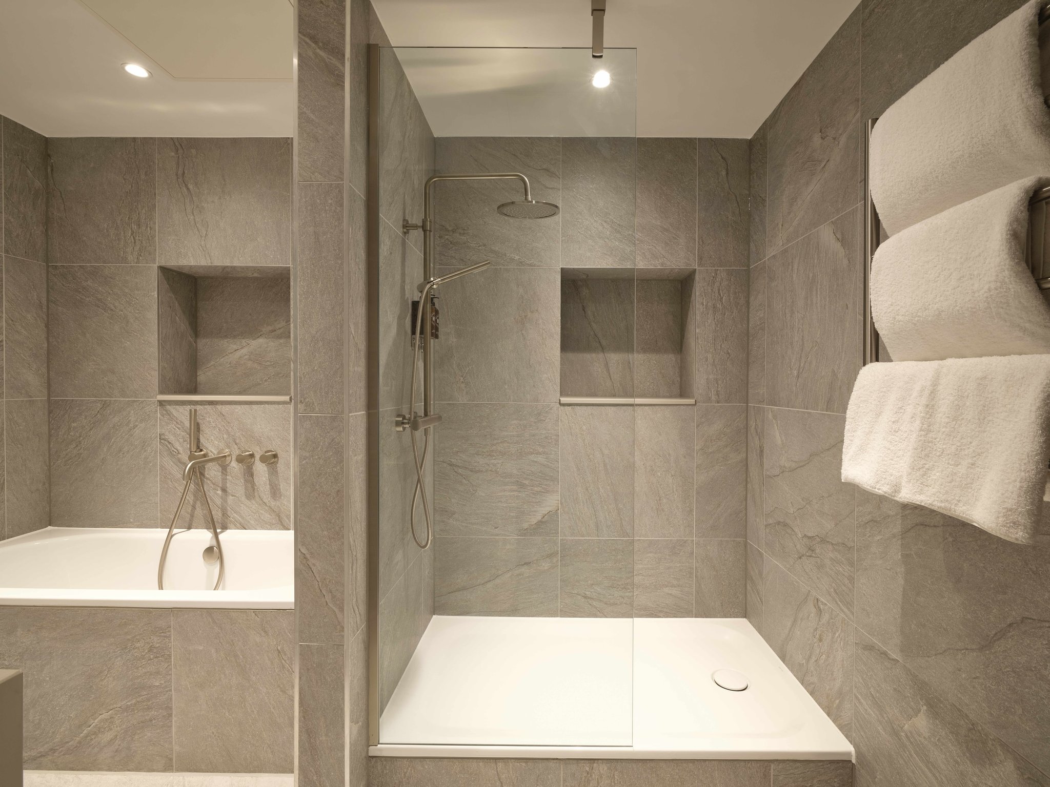 RESIDENT-EDINBURGH-JUNIOR-SUITE-BATH-SHOWER_S