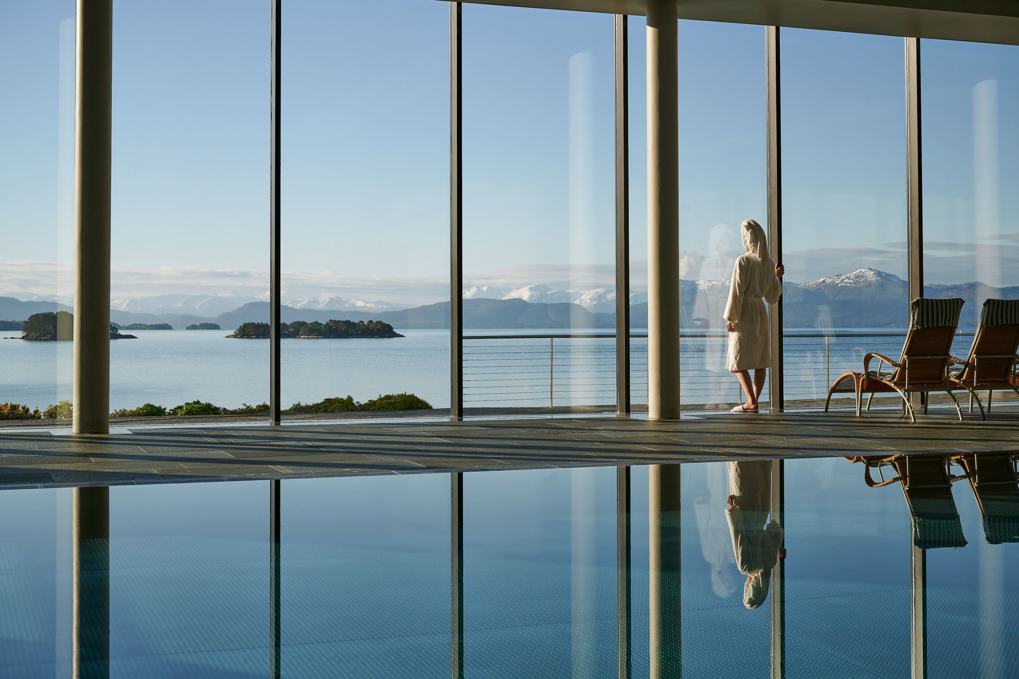 Pool_with_view_S