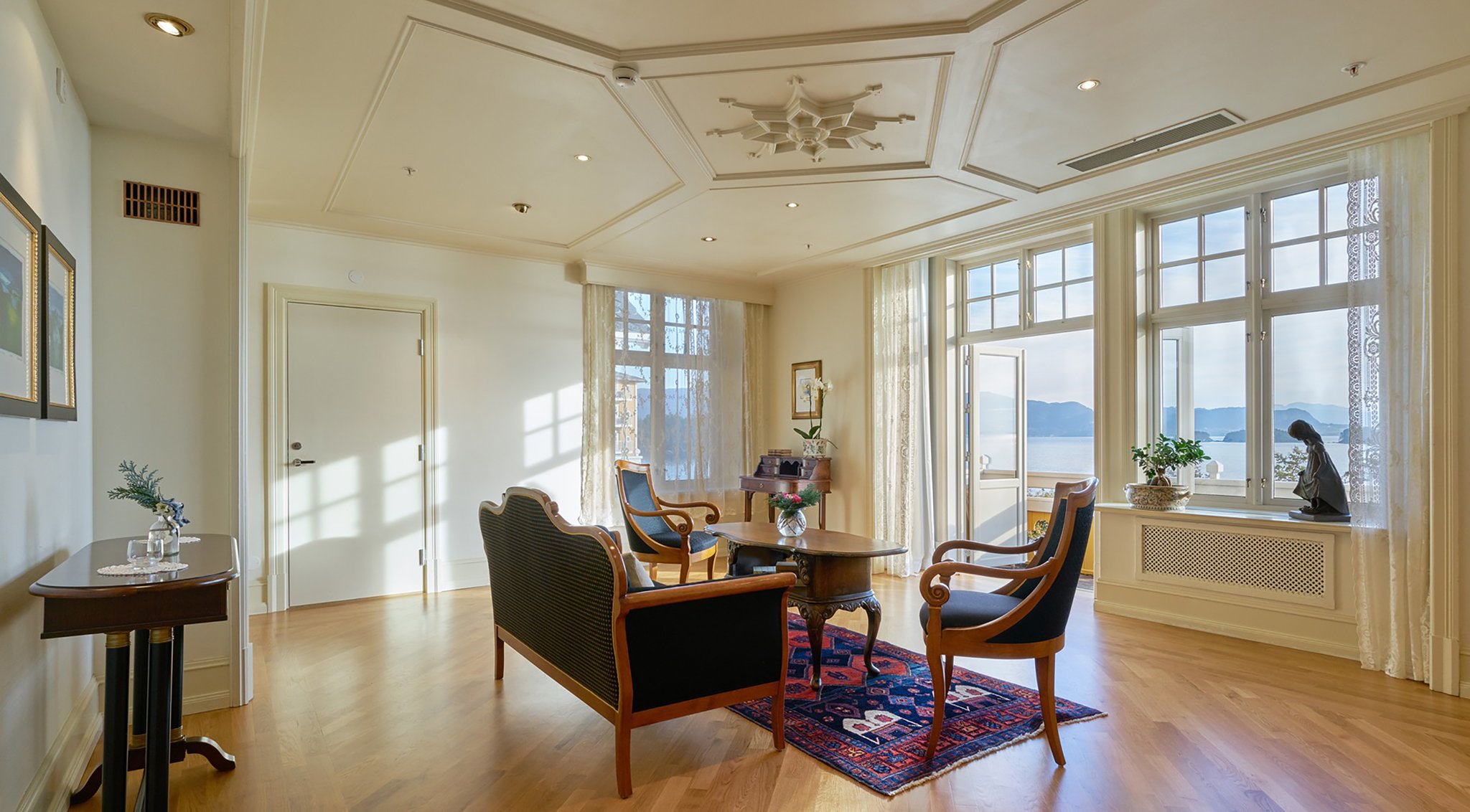 Historical_Junior_Suite_Living_Room2_S