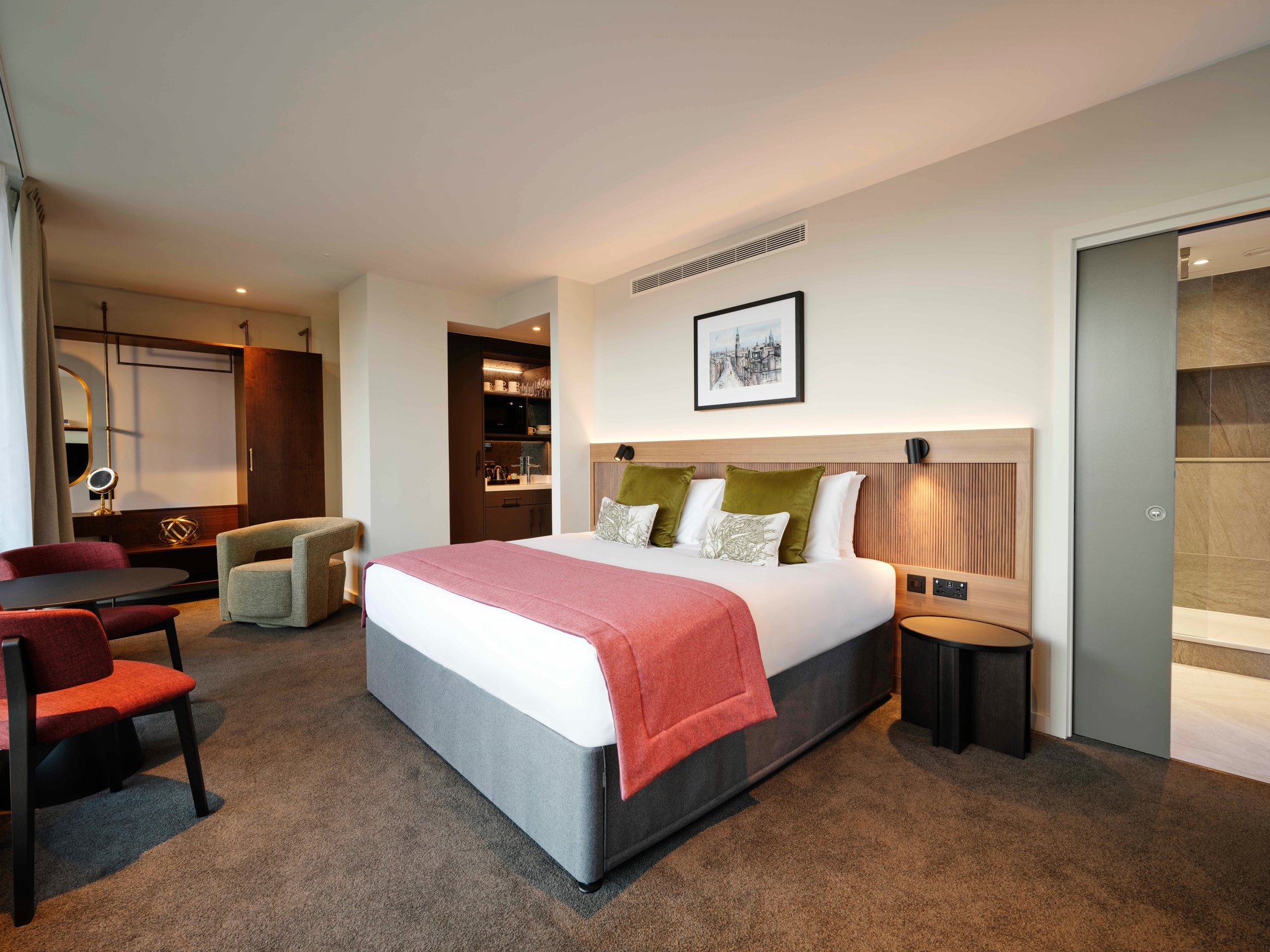 RESIDENT-EDINBURGH-JUNIOR_SUITE-BATH-MINI-KITCHEN-DRESSER_S