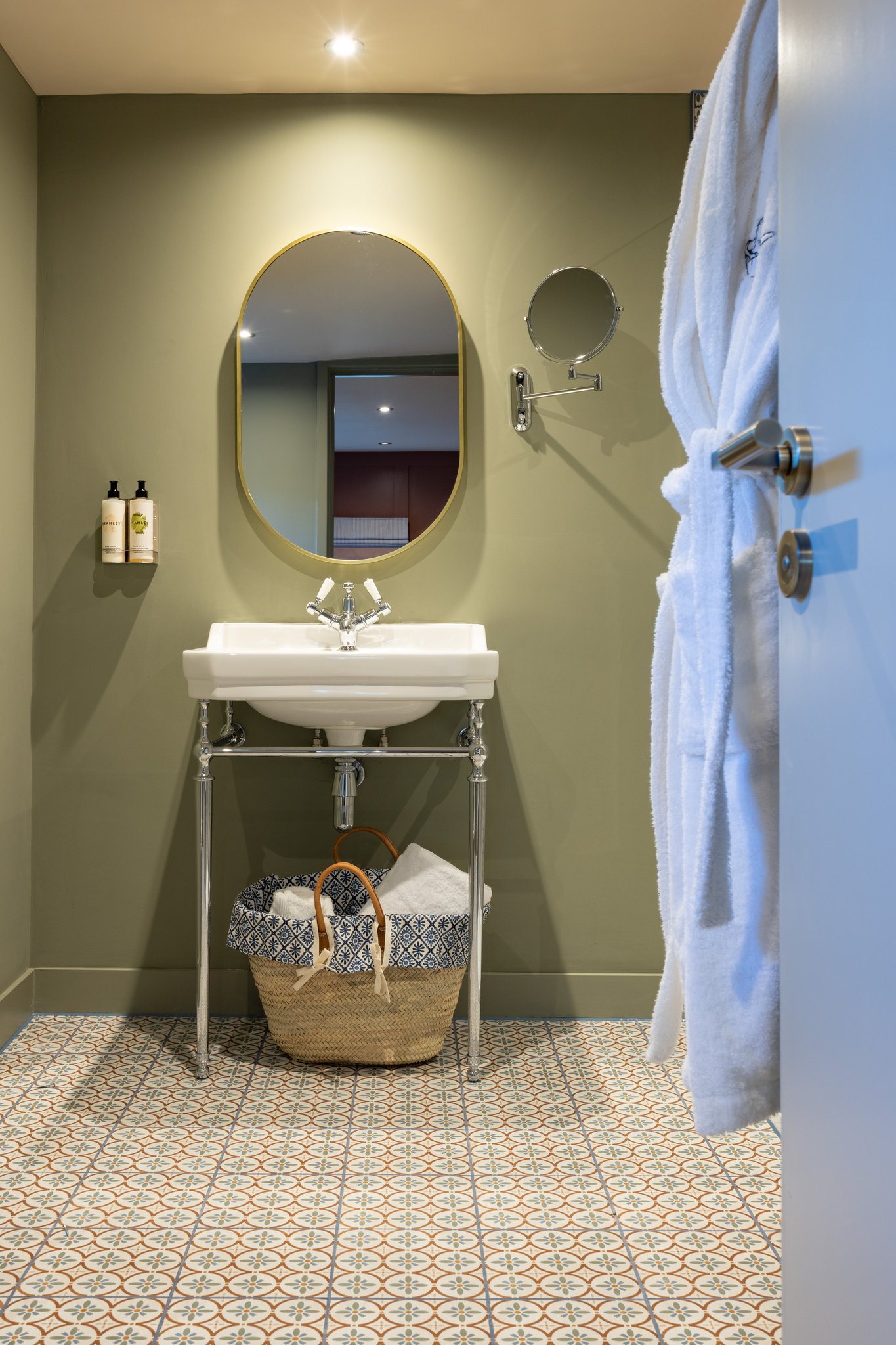 Fancy_Room-Bathroom-02_S