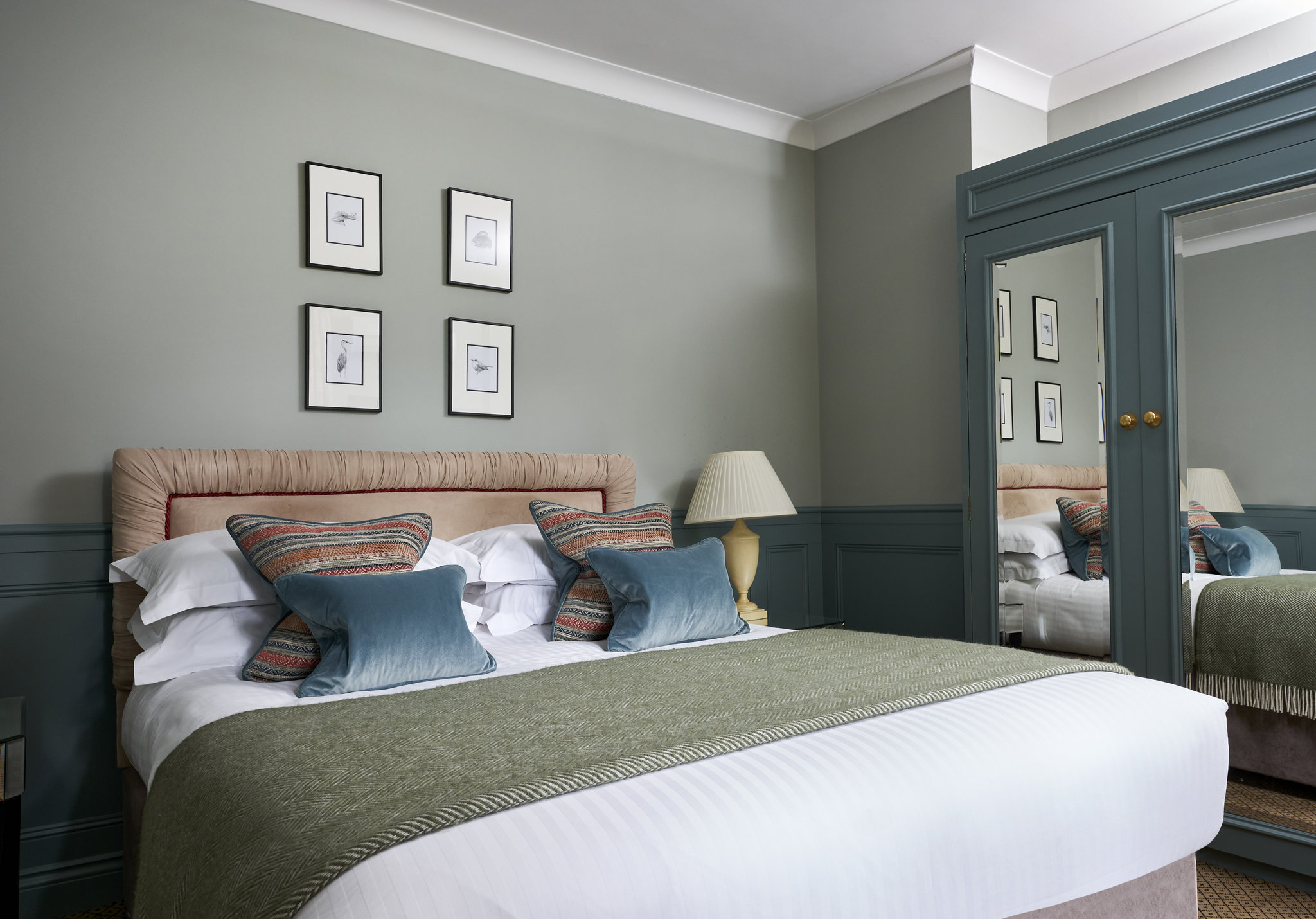 Standard_Manor_Bedroom_S