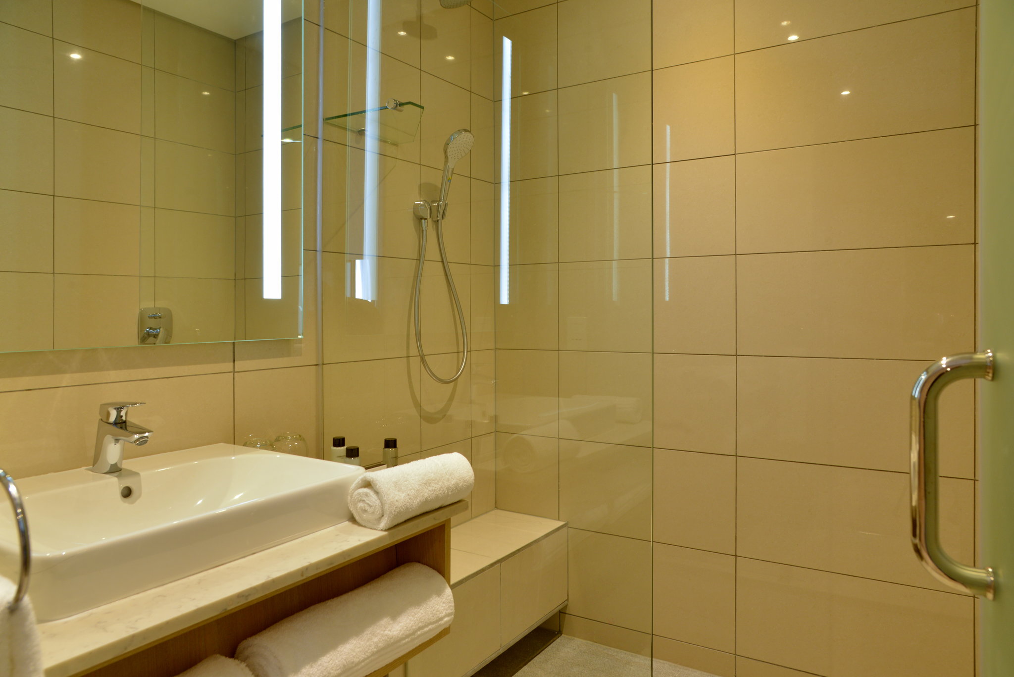 Standard_King_Room-04_S