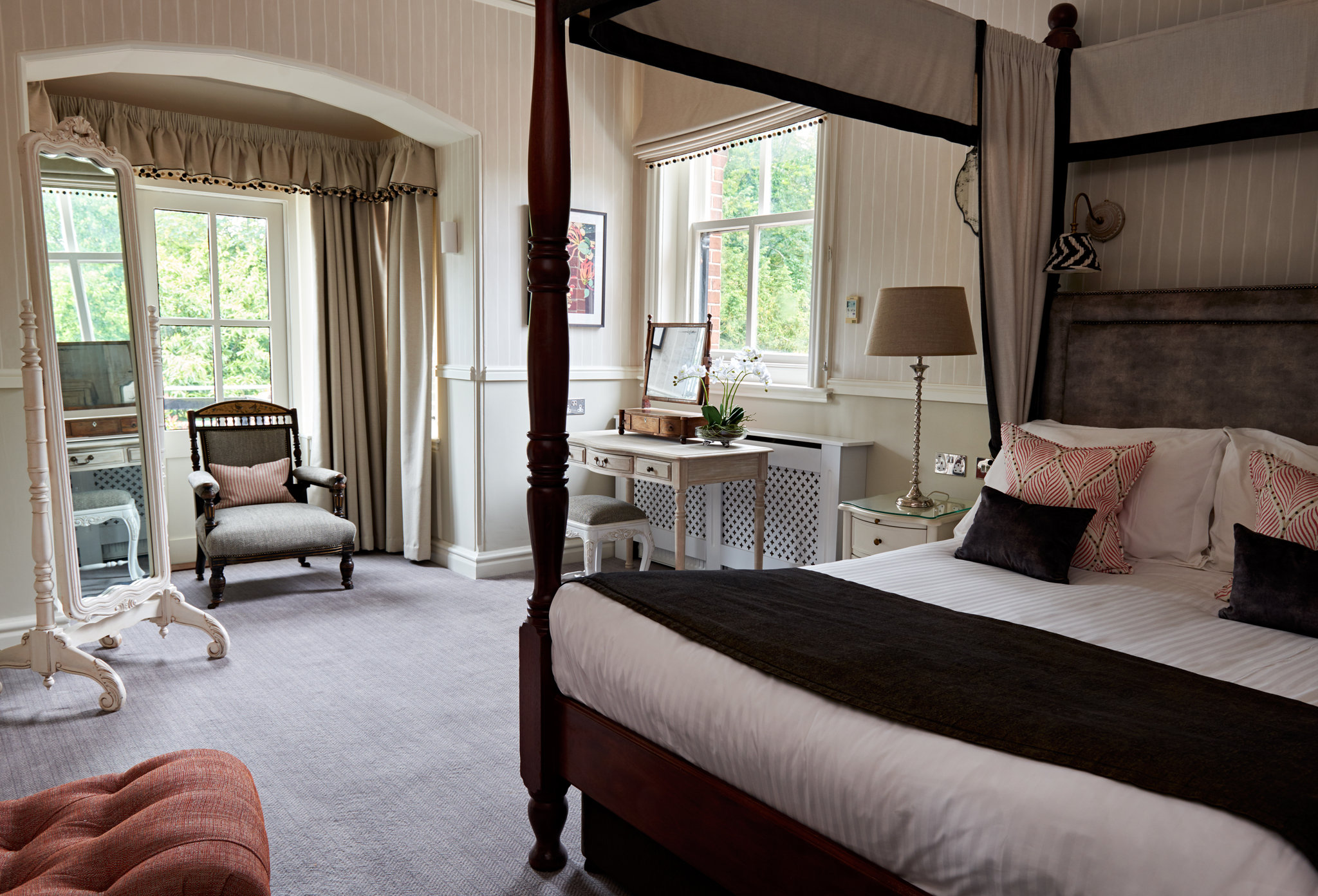 Four_Poster_Manor_Suite_S