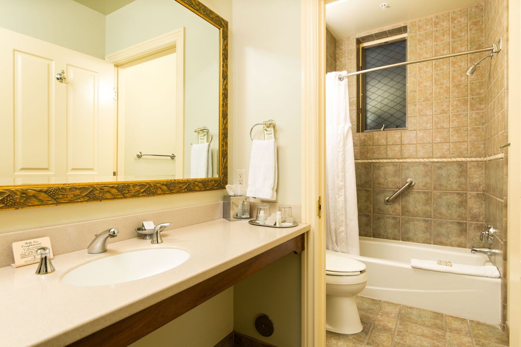 King_Junior_Suite_Bathroom_S