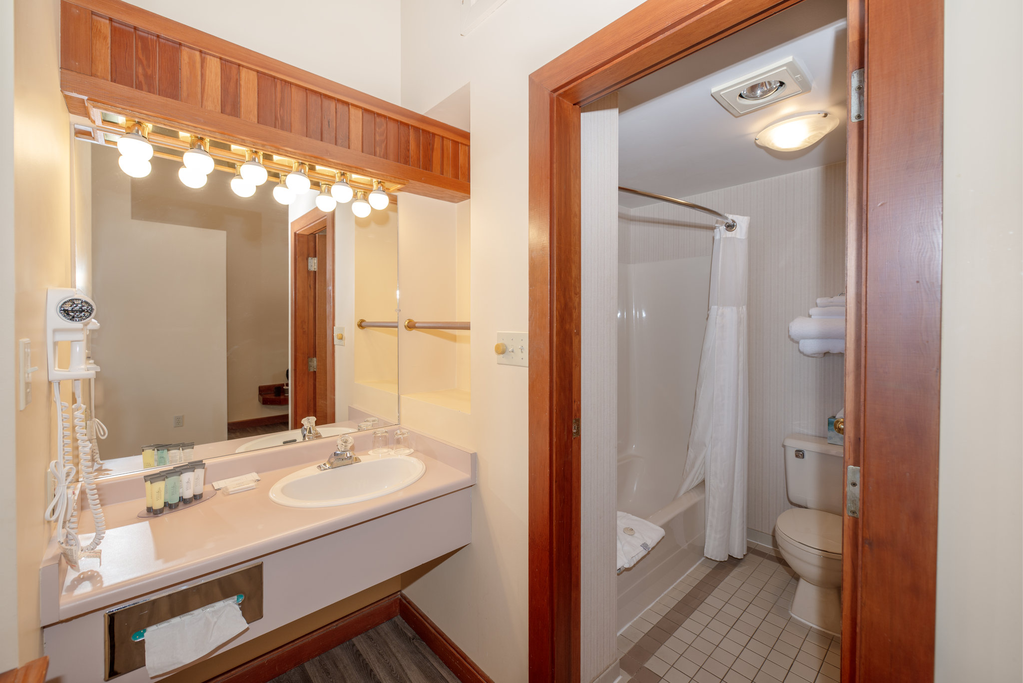 Ocean_View_Two__Queen_Suite-04_S