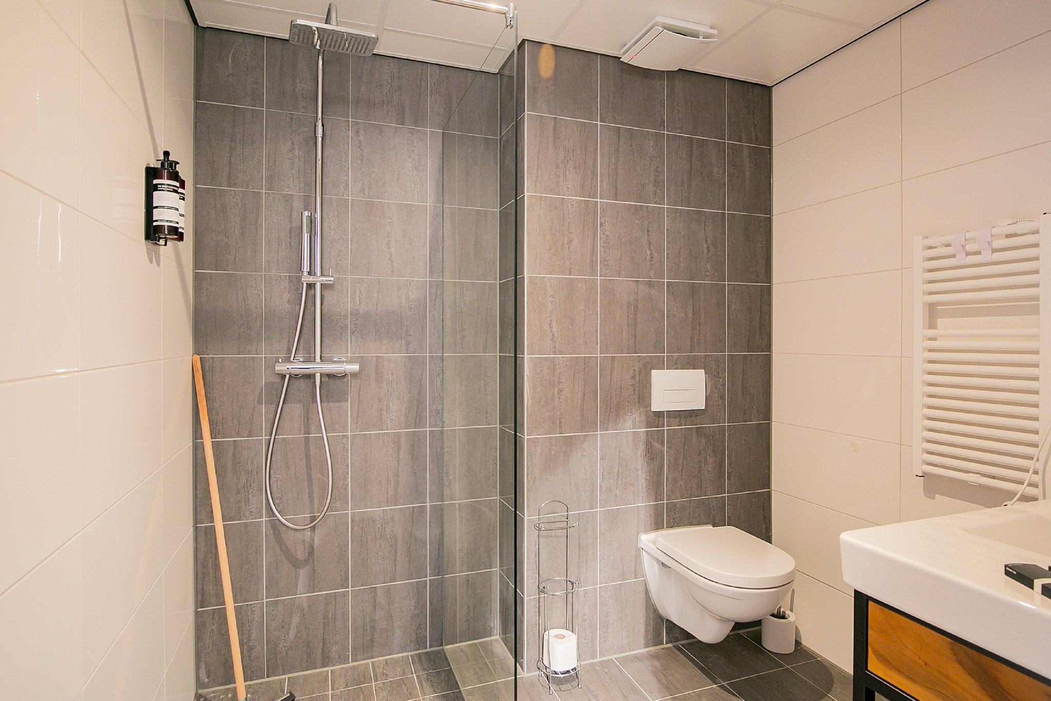 Budget_Room_Bathroom_1_S