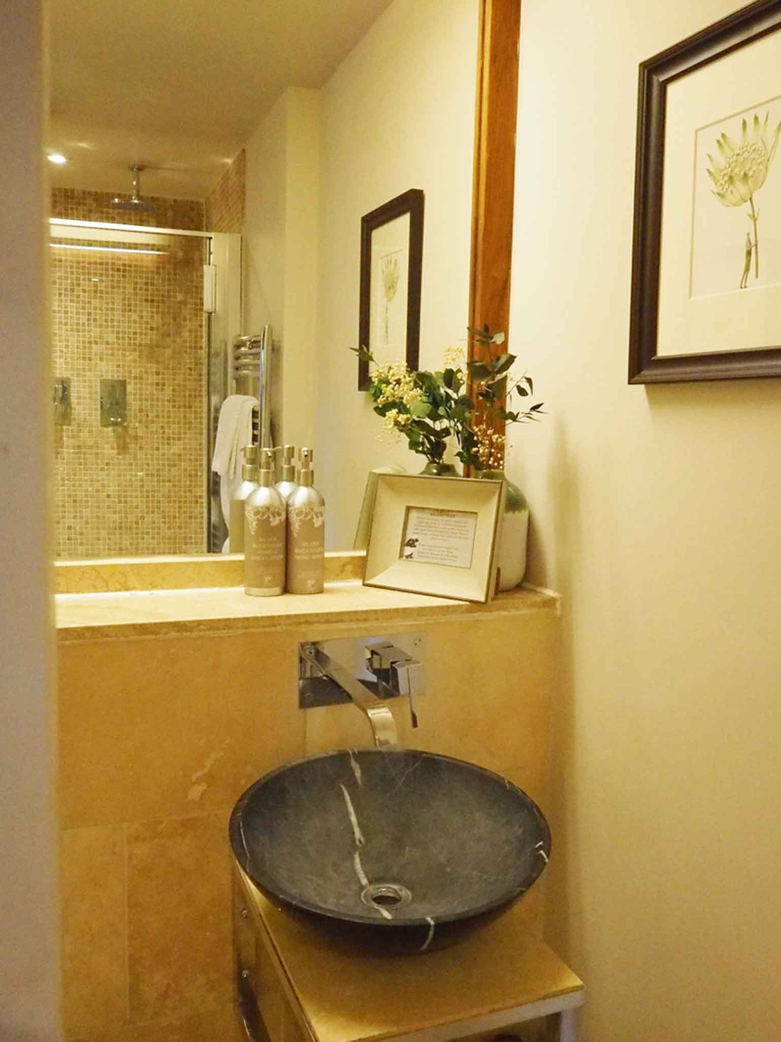 C1K_-_Standard_king_bath_S