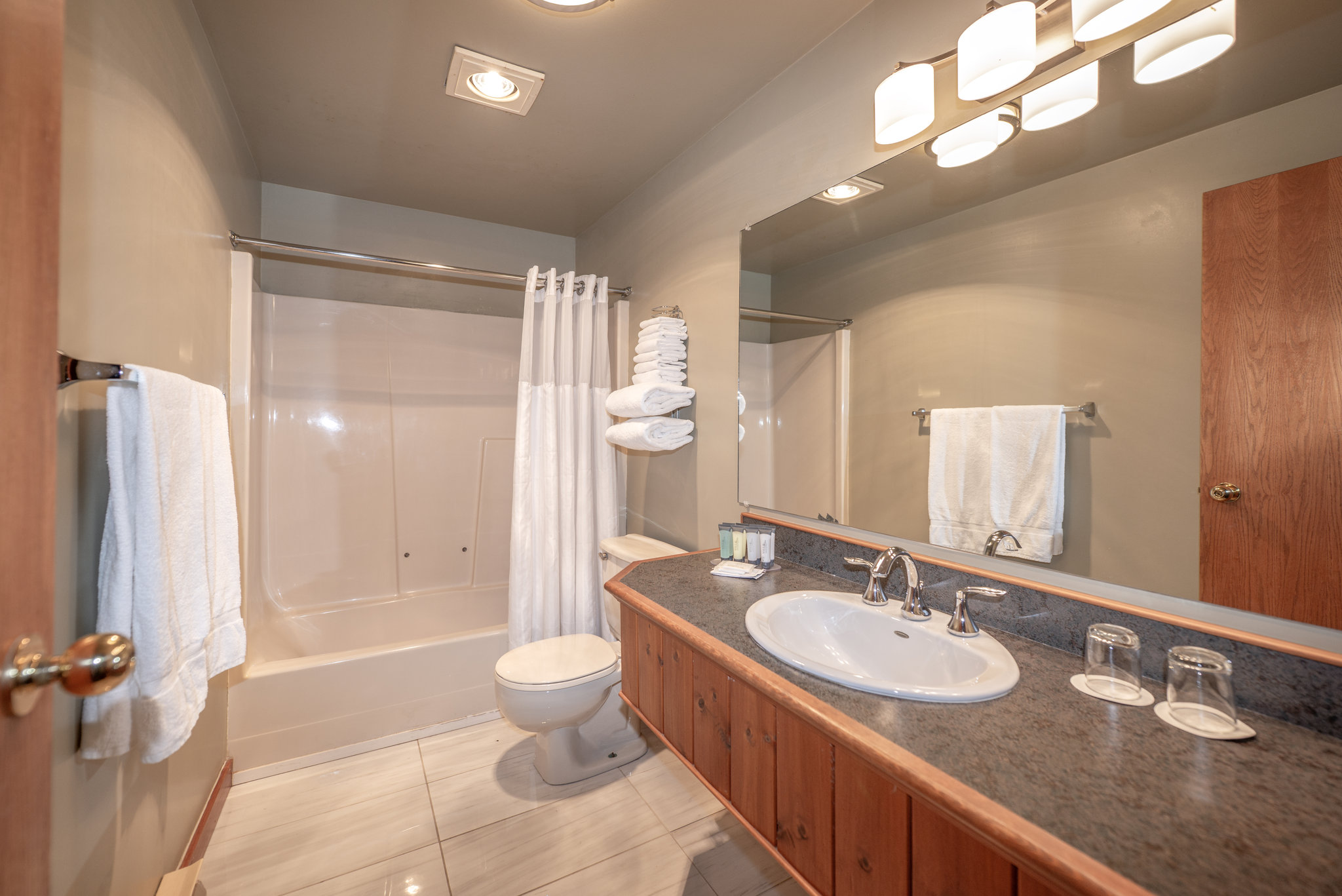 Garden_View_Three-Bedroom_Cabin-10_S