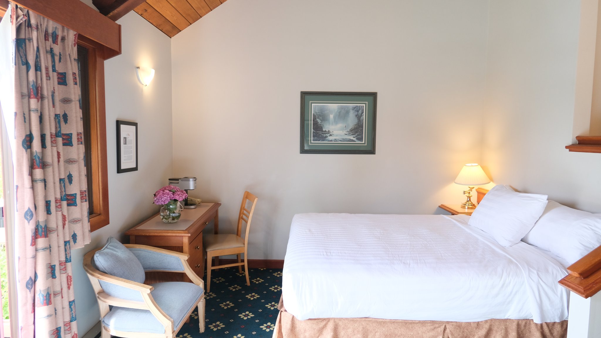 Garden_View_Two_Queen_Room-02_S