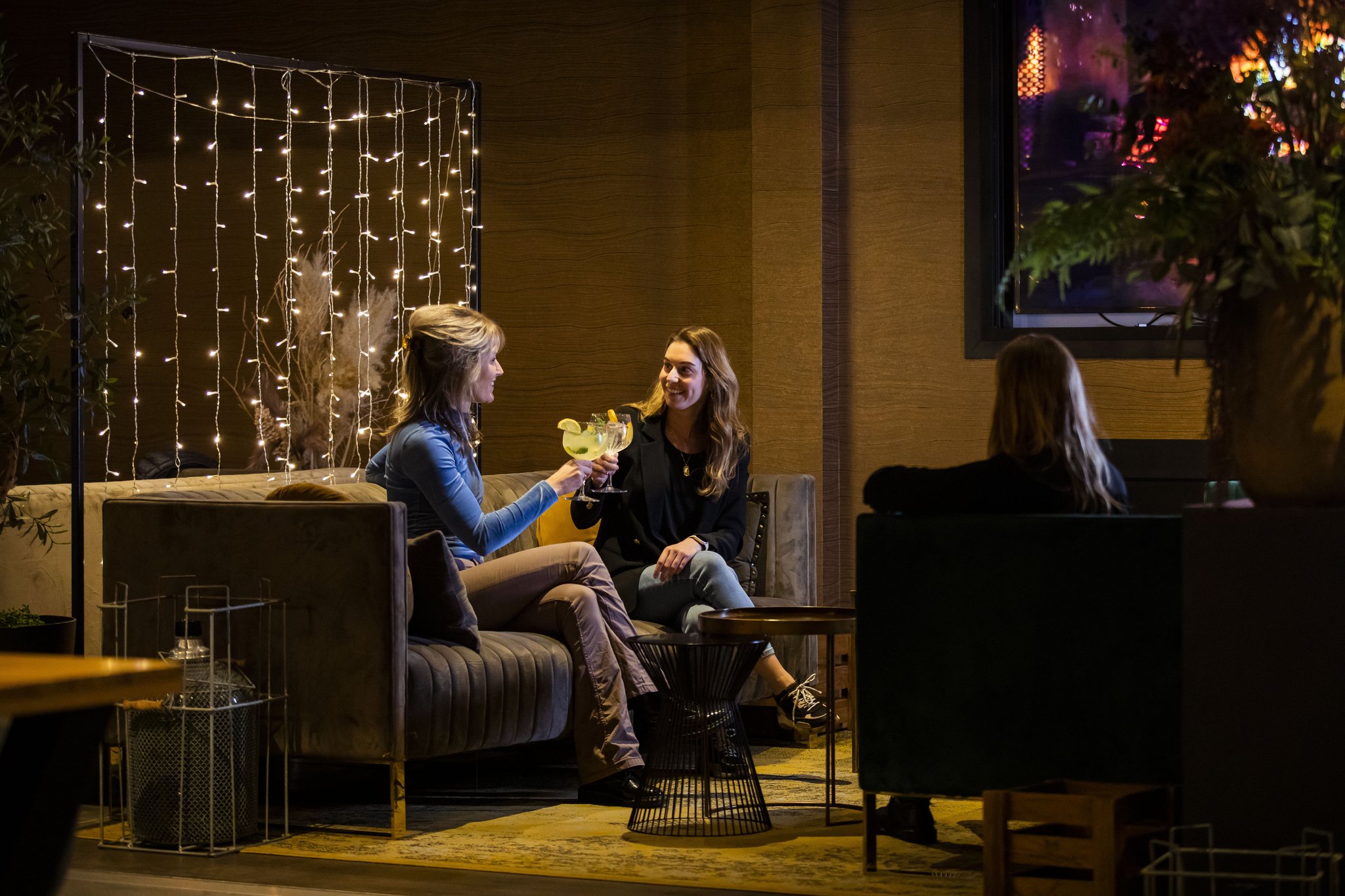 44._People_in_the_lounge_S