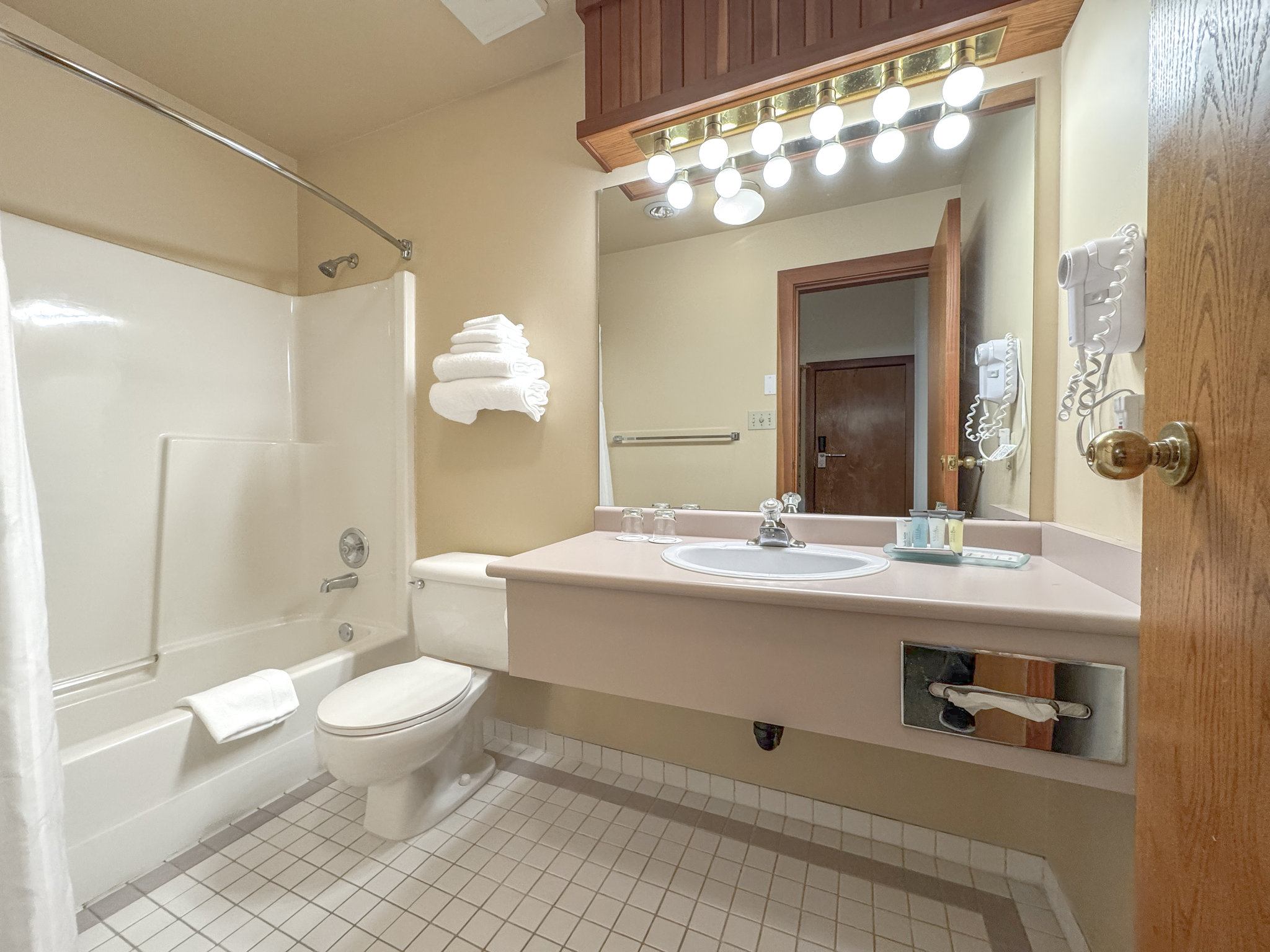 Garden_View_Executive_Loft-00_S