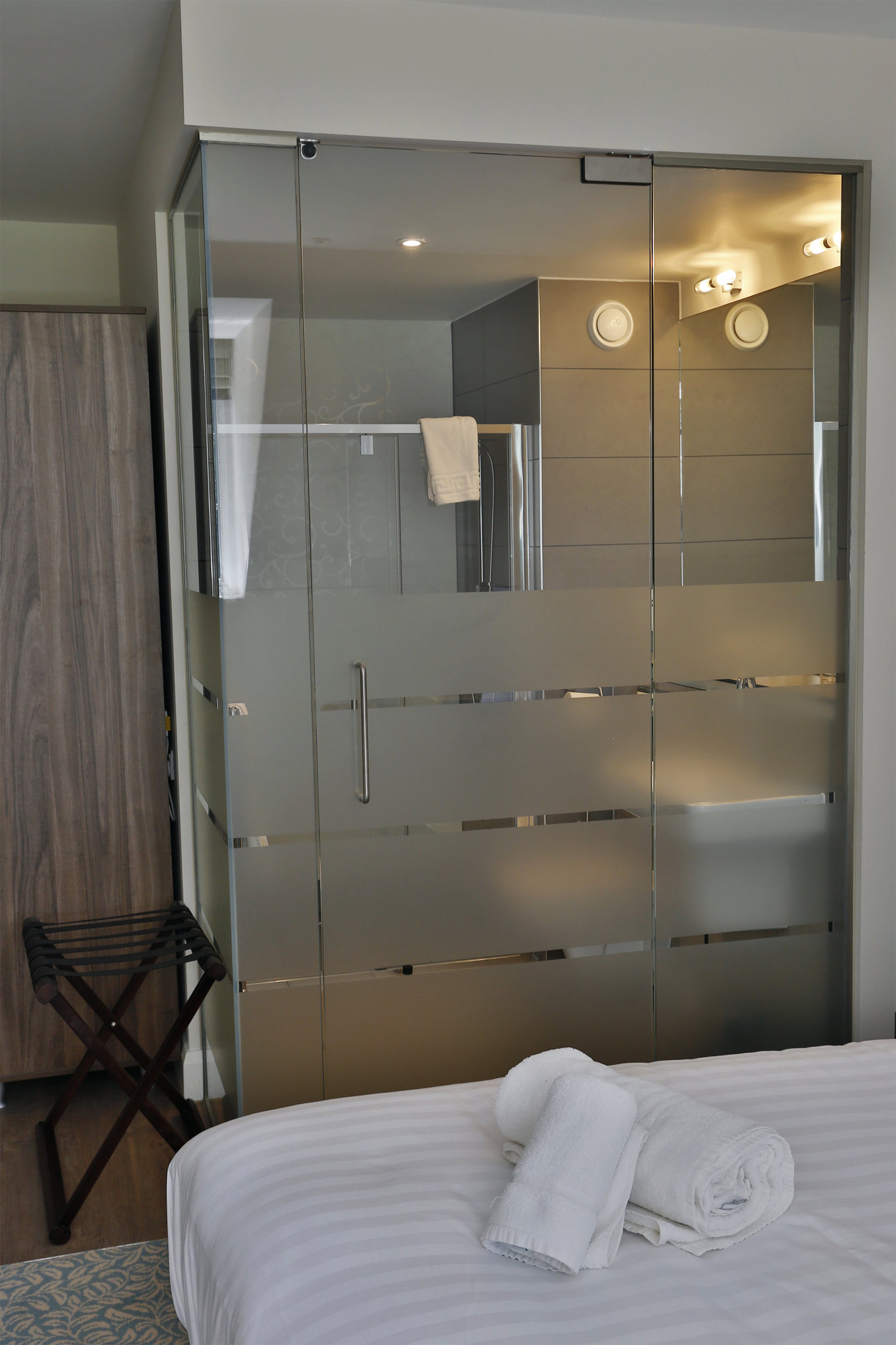 Superior_Bedroom_Bathroom_S