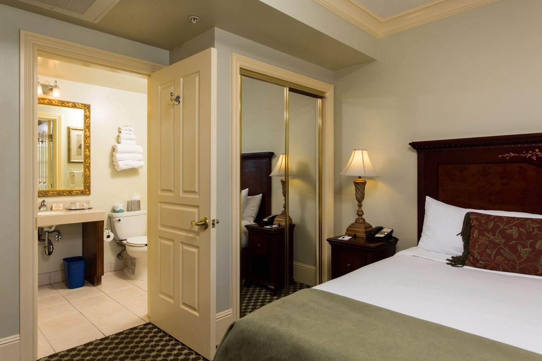 King_Standard_Room_404-2_S