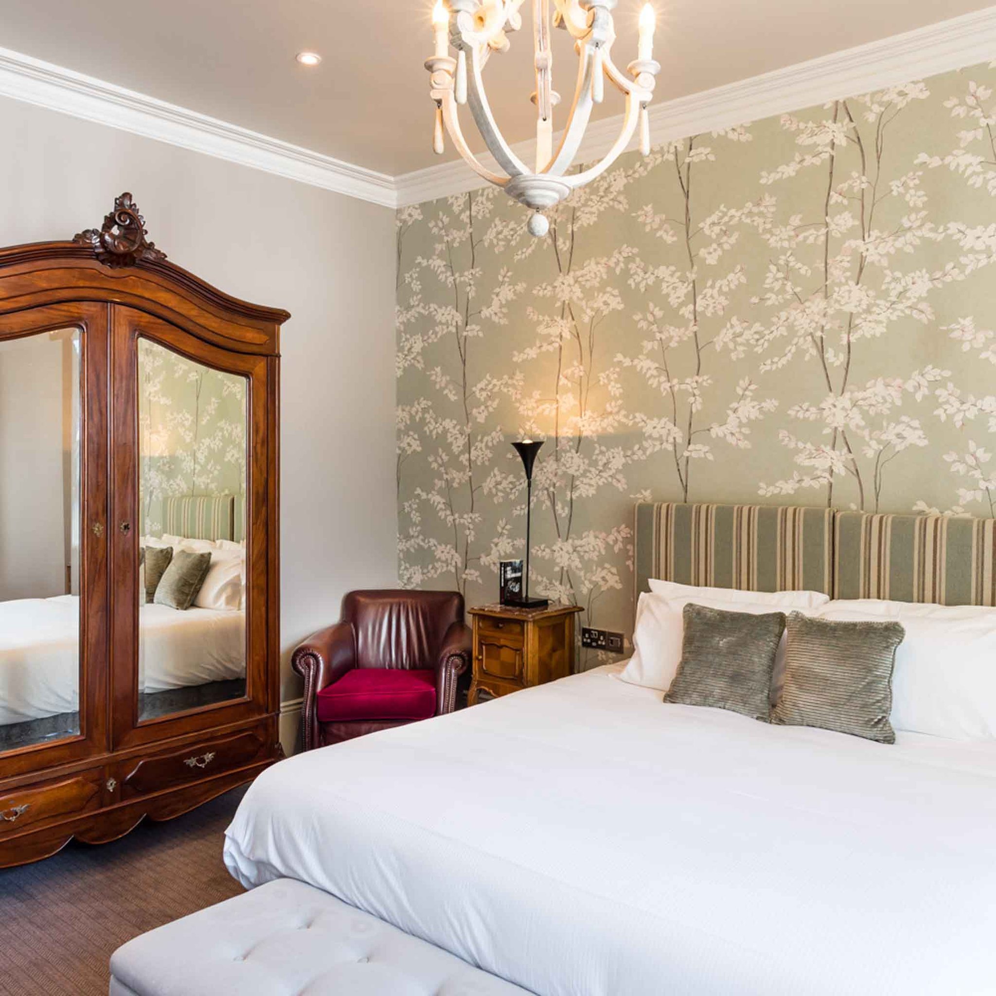 Standard_King_Room-04_S