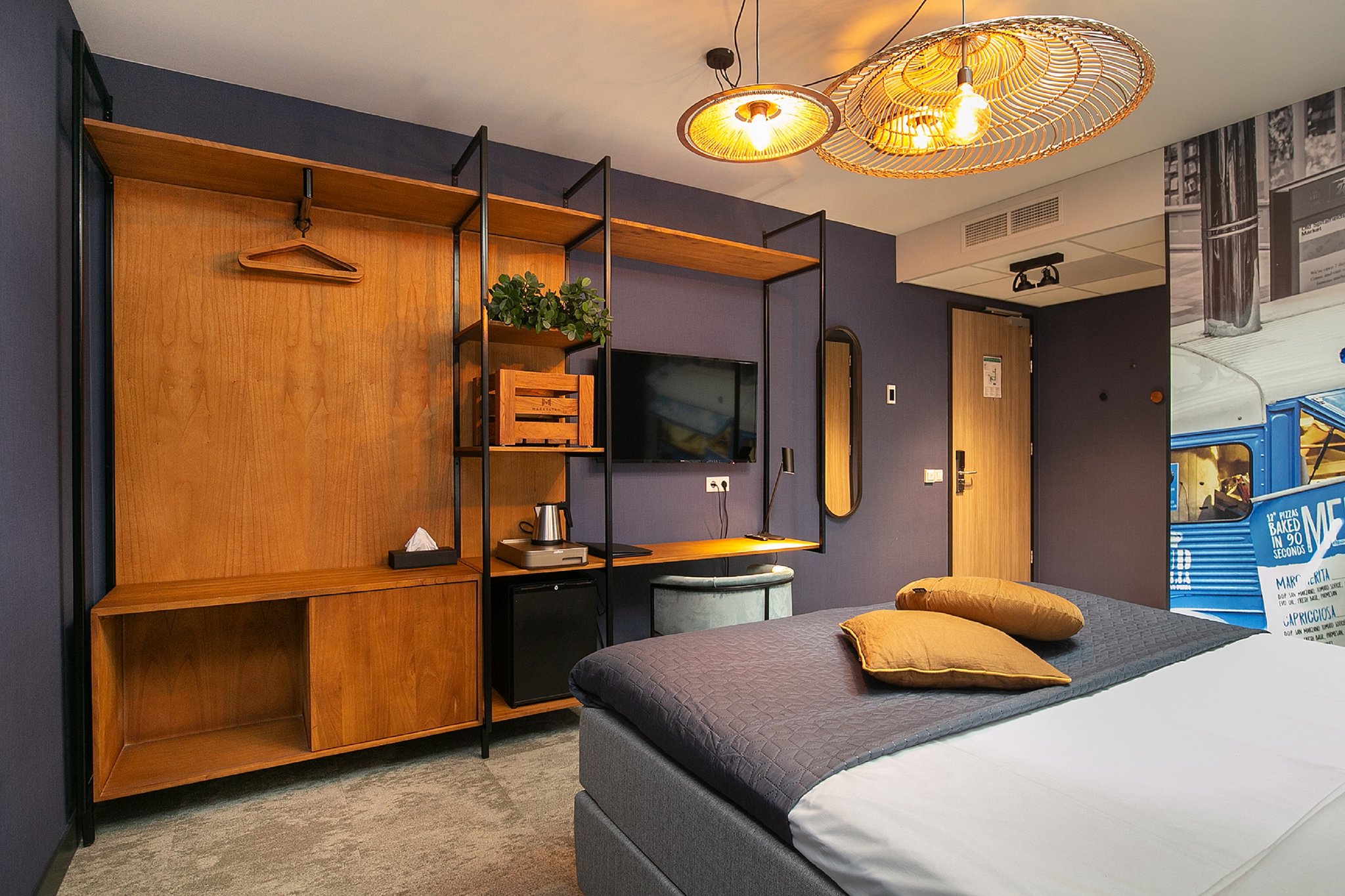 Budget_Room_Closet_S