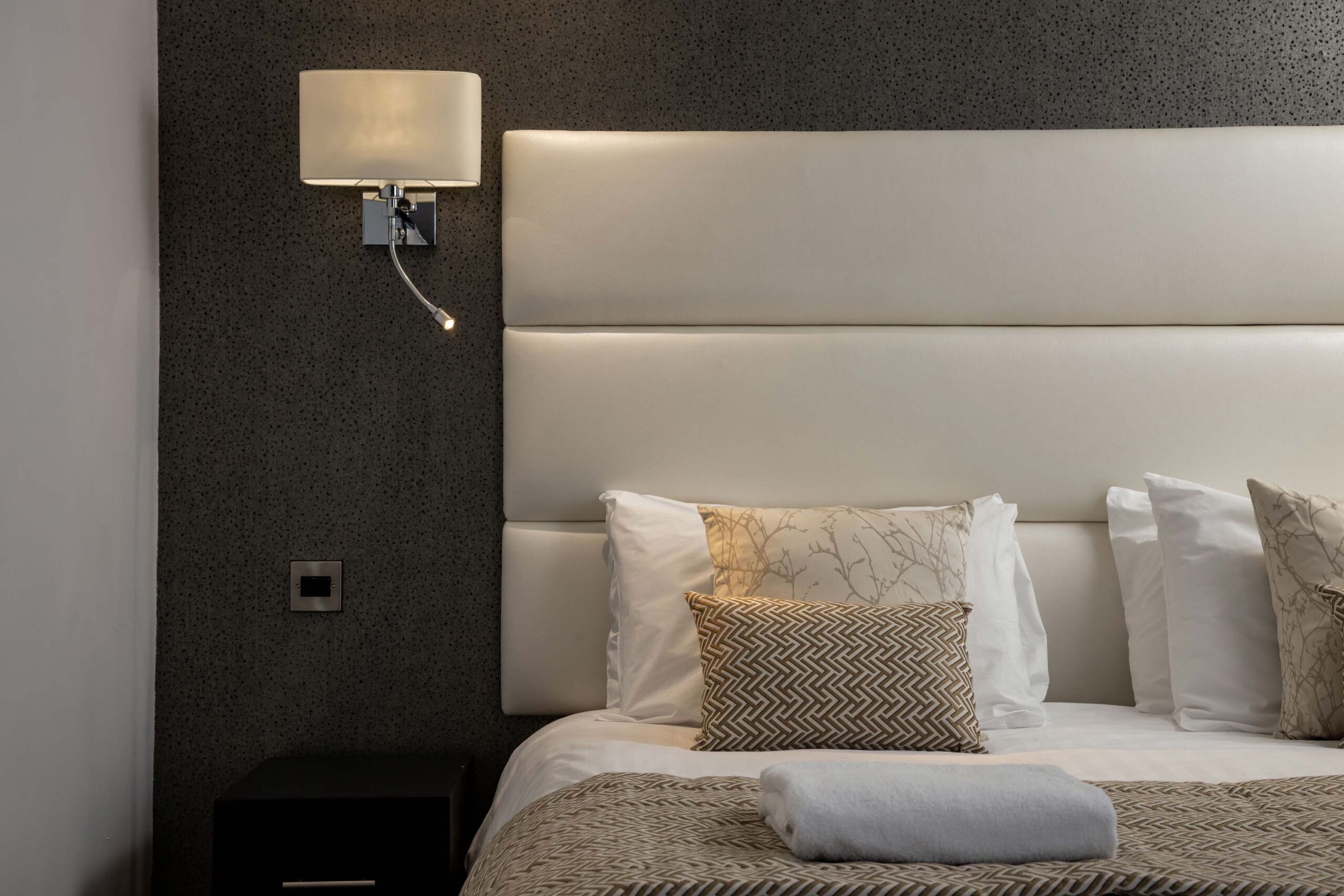 bc-barnstaple-accom_deluxe-room-detail-shot