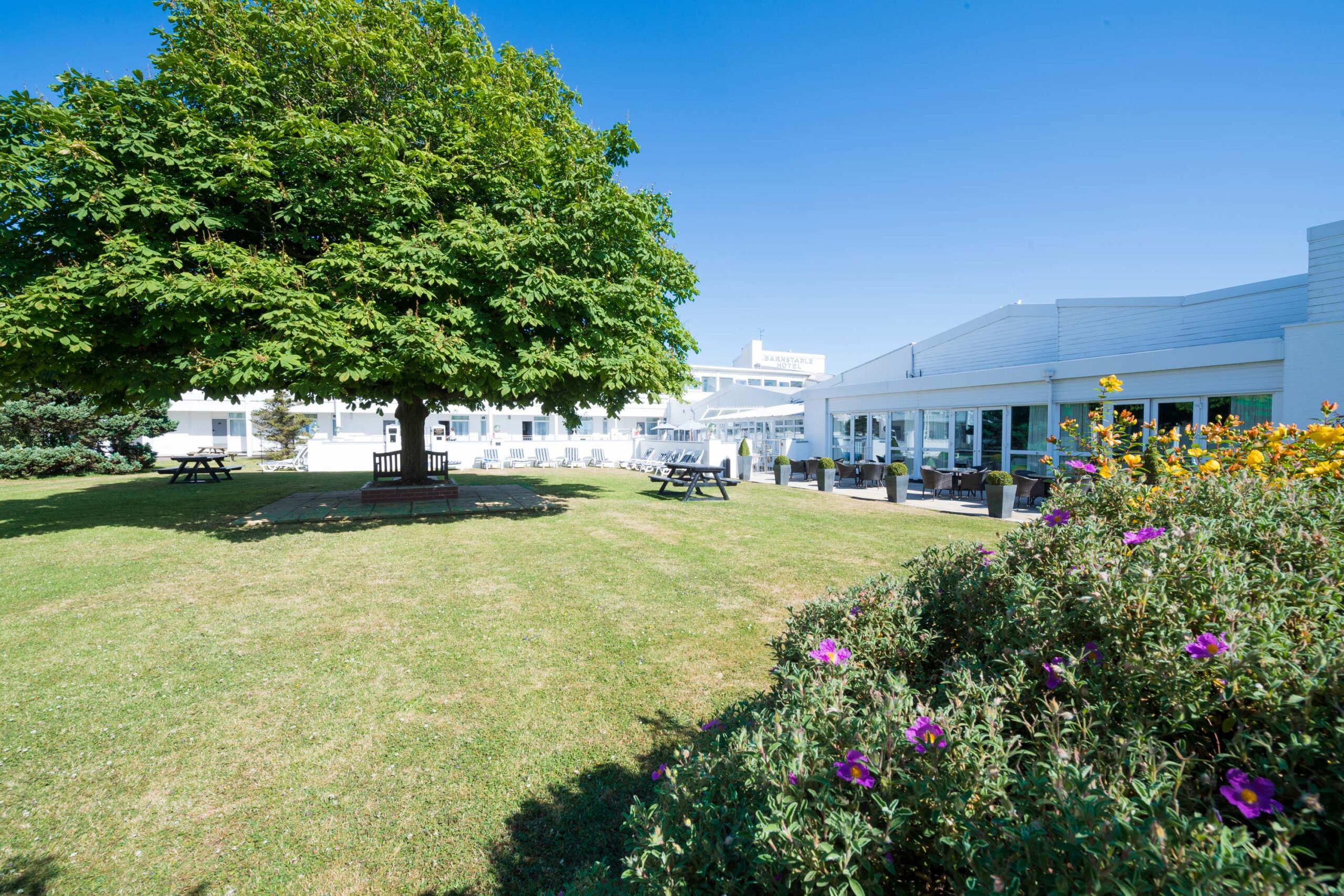 bc-barnstaple-ext_garden-at-barnstaple-hotel