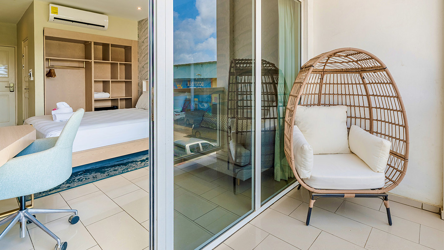 Kralendijk_Boutique_Hotel_-_King_Bed_Patio_web_S