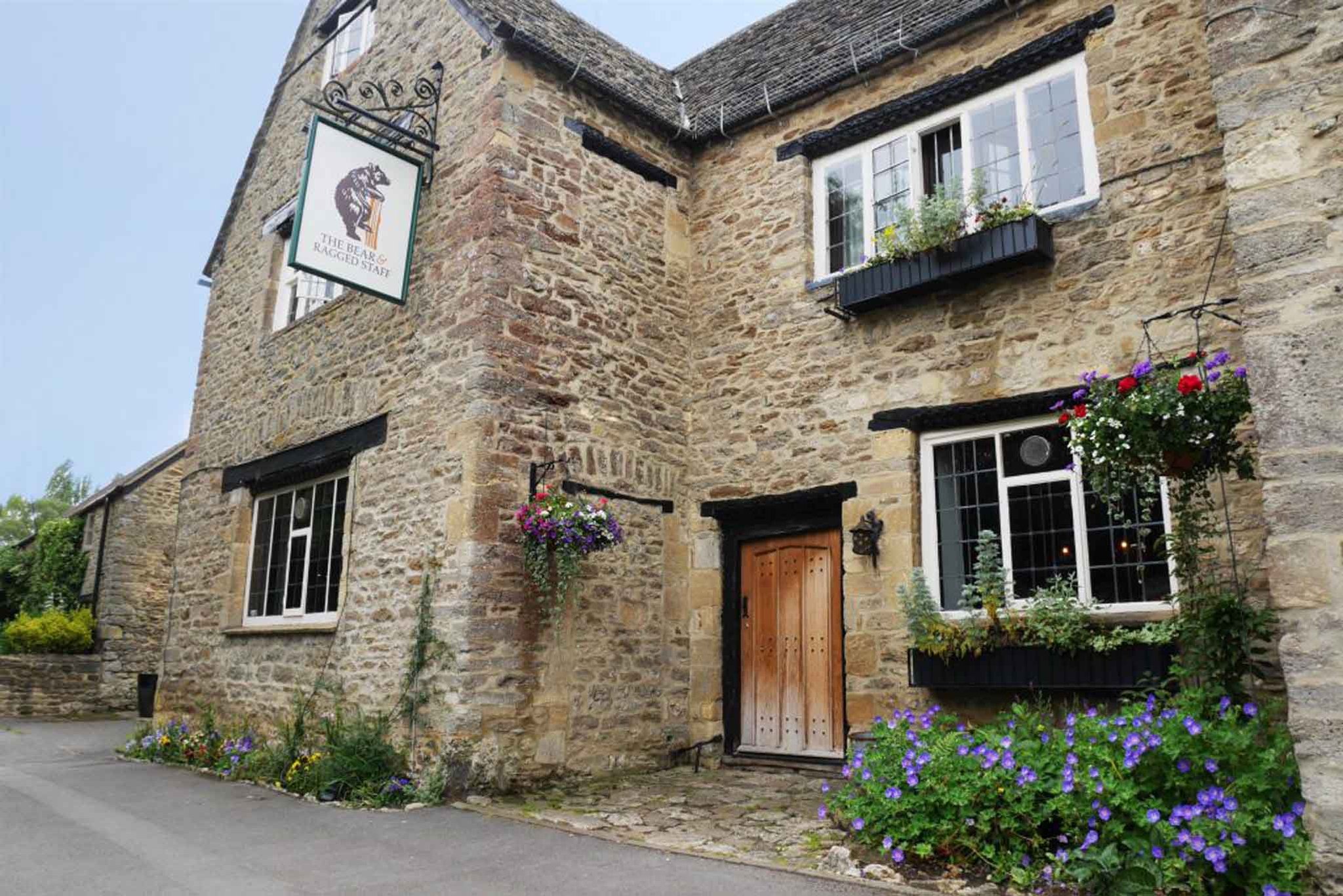 Bear_and_ragged_exterior_S